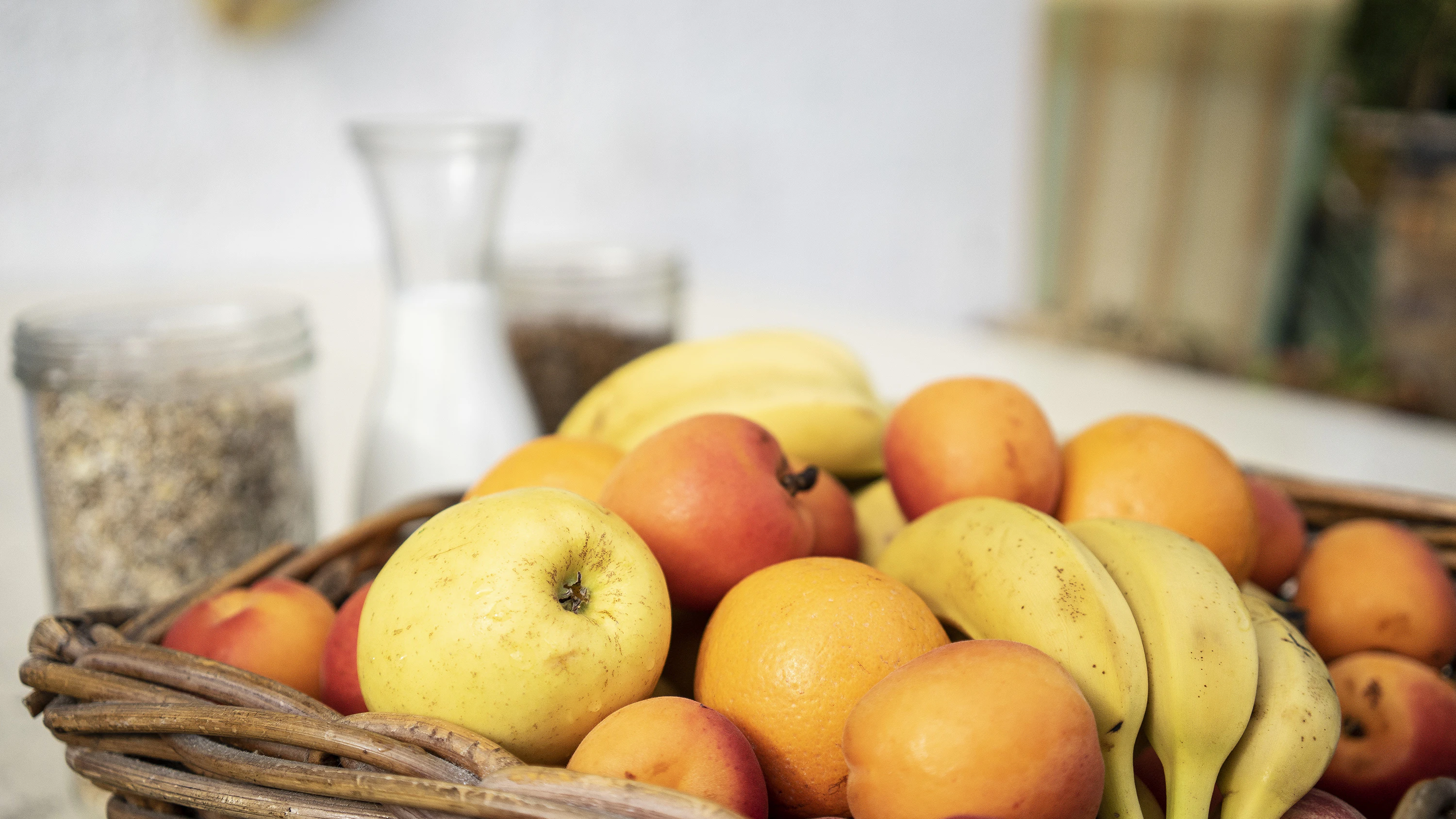 Ernährungsmediziner empfehlen 500 Gramm Obst und Gemüse am Tag. Damit könne man gleich zum Frühstück anfangen – am besten mit Äpfeln und Beeren.