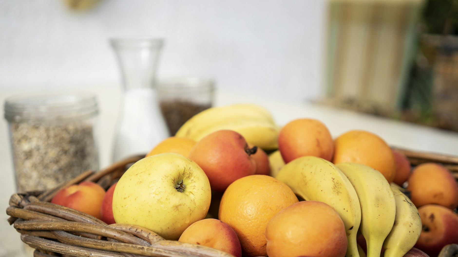 Ernährungsmediziner empfehlen 500 Gramm Obst und Gemüse am Tag. Damit könne man gleich zum Frühstück anfangen – am besten mit Äpfeln und Beeren.