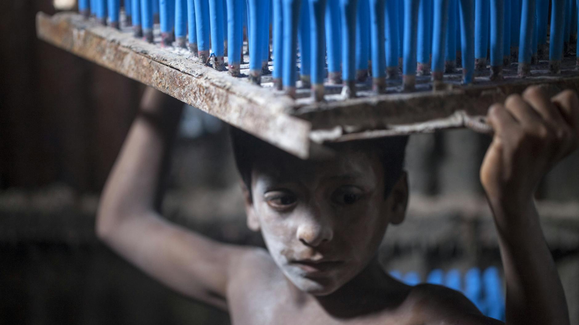 Ein Kind arbeitet in einer Luftballonfabrik in Bangladesch.