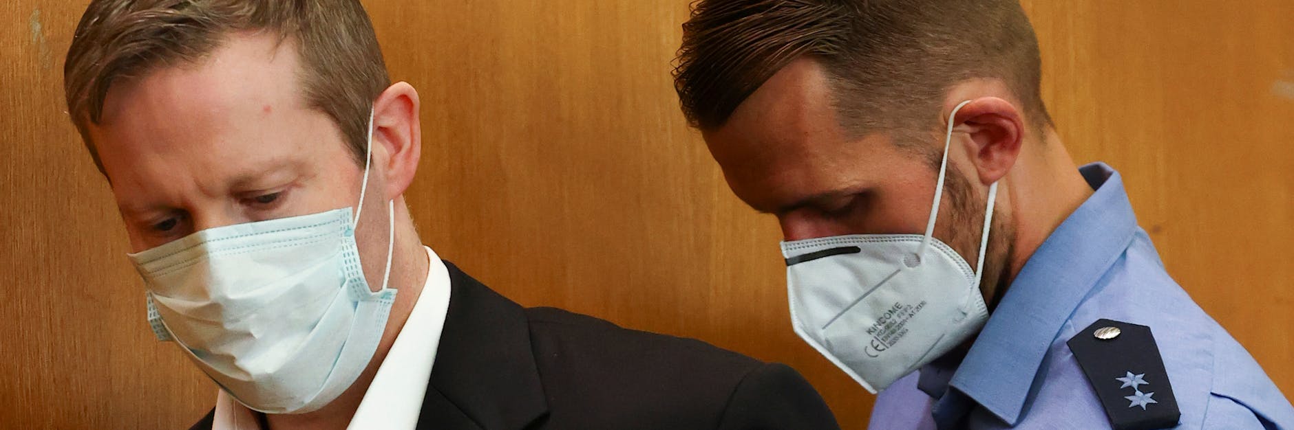 Stephan Ernst (l.) wird in den Gerichtssaal gebracht. 