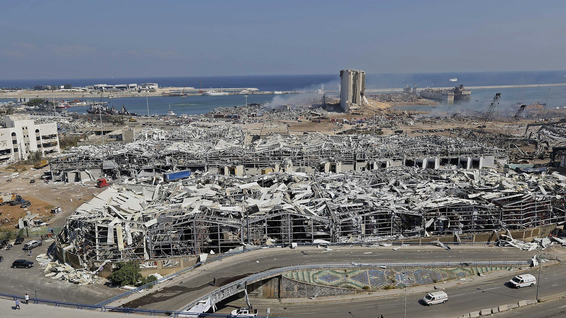 Nach den beiden verheerenden Explosionen ist das Hafengebiet Beiruts eine Trümmerwüste. 
