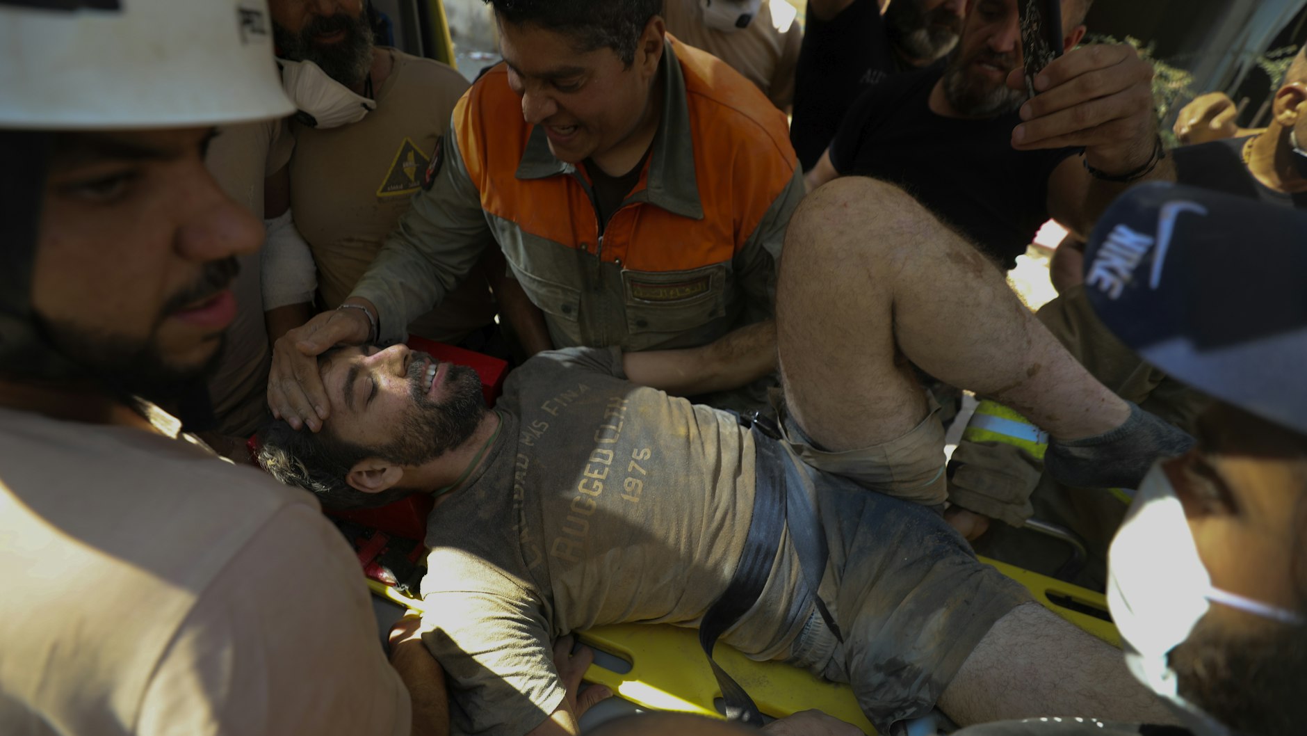 Helfer bringen einen Überlebenden aus den Schuttbergen in Sicherheit.