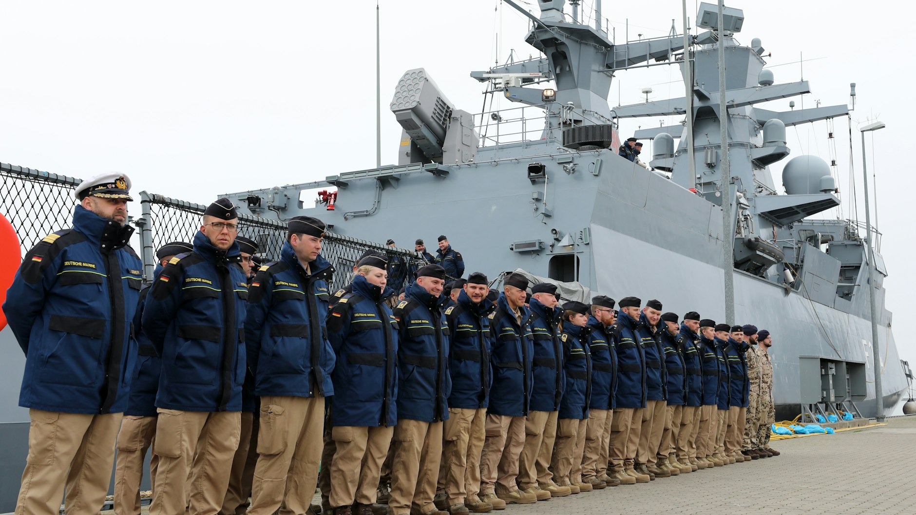 Die Besatzung der Korvette «Ludwigshafen am Rhein» 2019 bei der Verabschiedung vor dem Schiff. Die Korvette ist unterwegs zum Hilfseinsatz in Beirut.