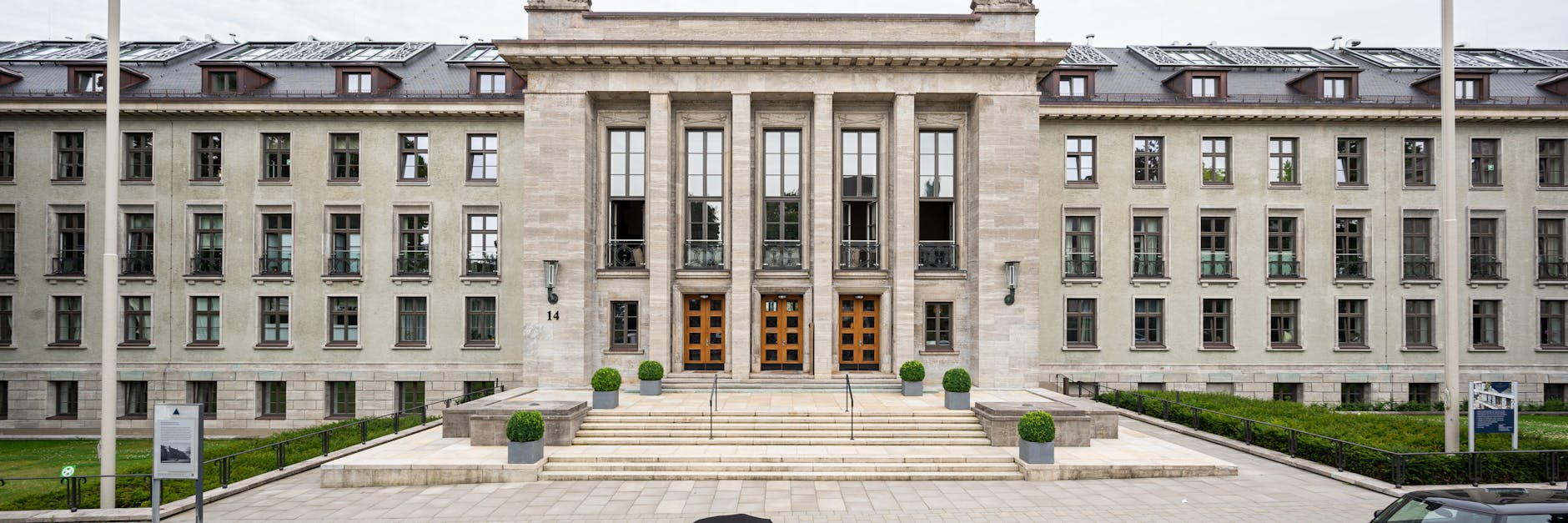Das ehemalige Generalkommando der Wehrmacht in Hamburg. In dem Gebäudekomplex befinden sich heute Luxus-Wohnungen.