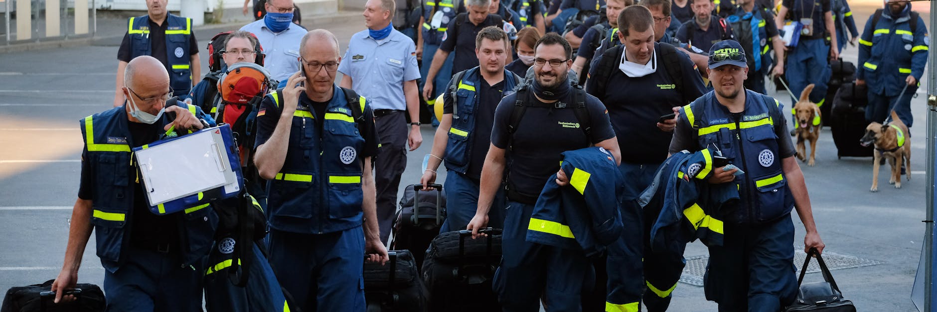 Einsatzkräfte des Technischen Hilfswerk (THW) bereiten sich auf den Abflug in die libanesische Hauptstadt Beirut vor.