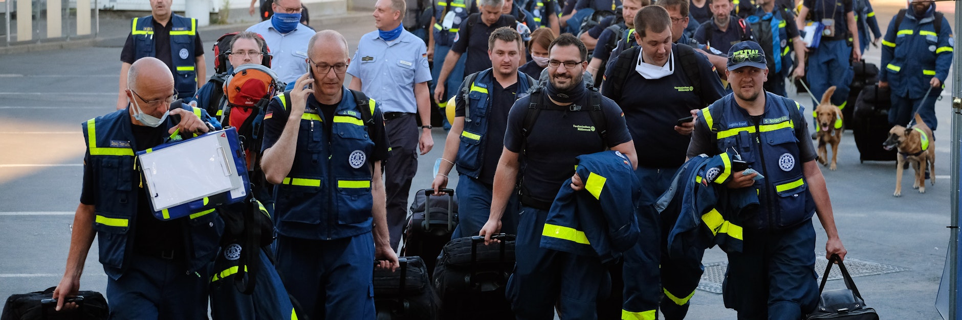 Einsatzkräfte des Technischen Hilfswerk (THW) bereiten sich auf den Abflug in die libanesische Hauptstadt Beirut vor.