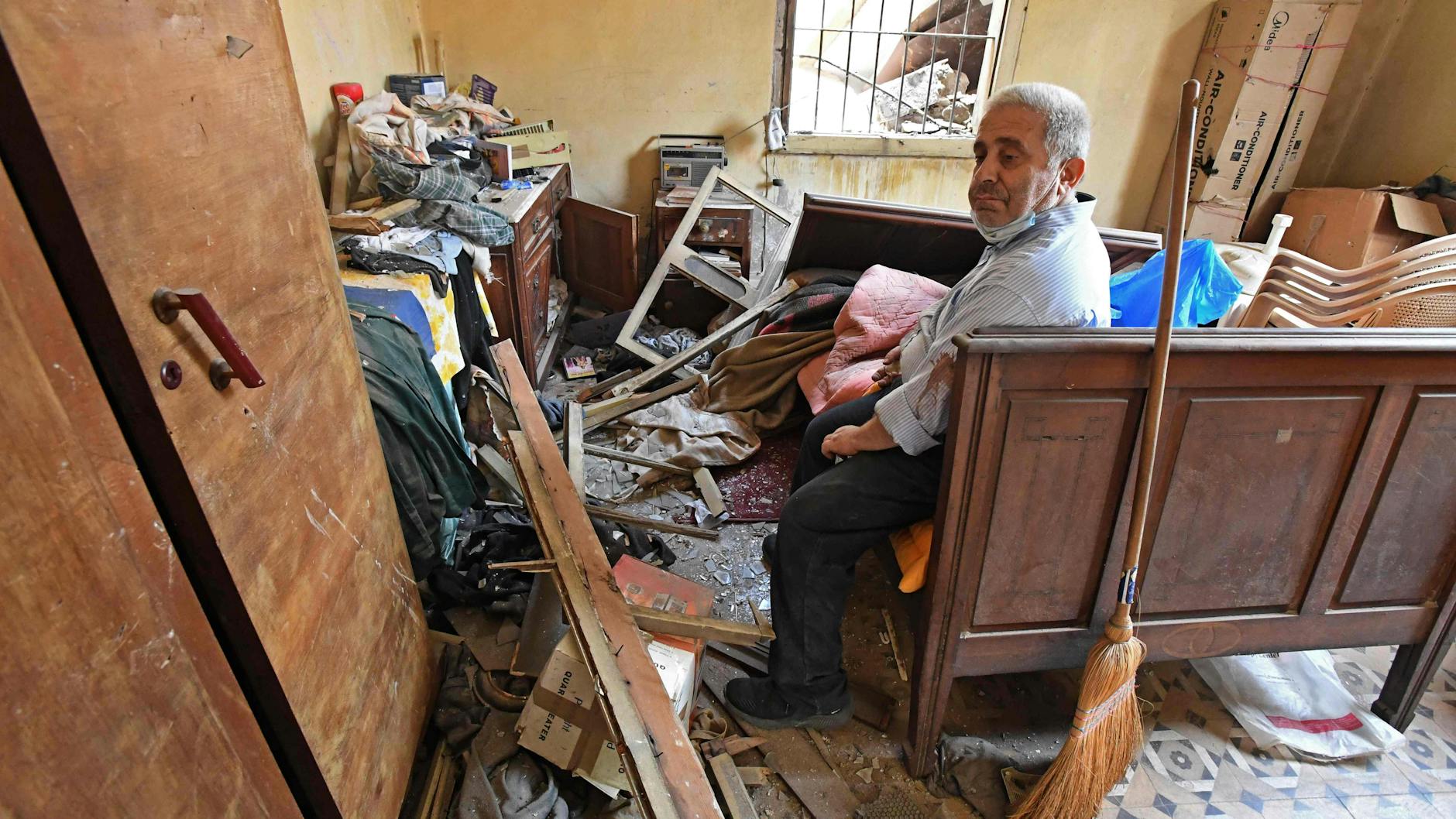 Die Druckwelle der Explosion zerstörte ganze Straßenzüge: Ein Mann sitzt in seiner verwüsteten Wohnung, 250.000 Menschen sind obdachlos.