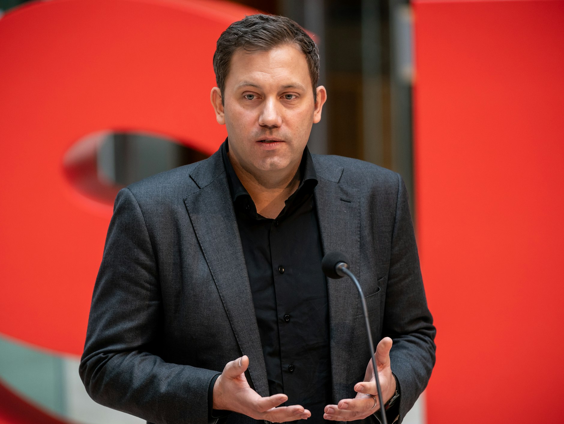 SPD-Generalsekretär Lars Klingbeil nimmt die Polizei gegen die Vorwürfe in Schutz.