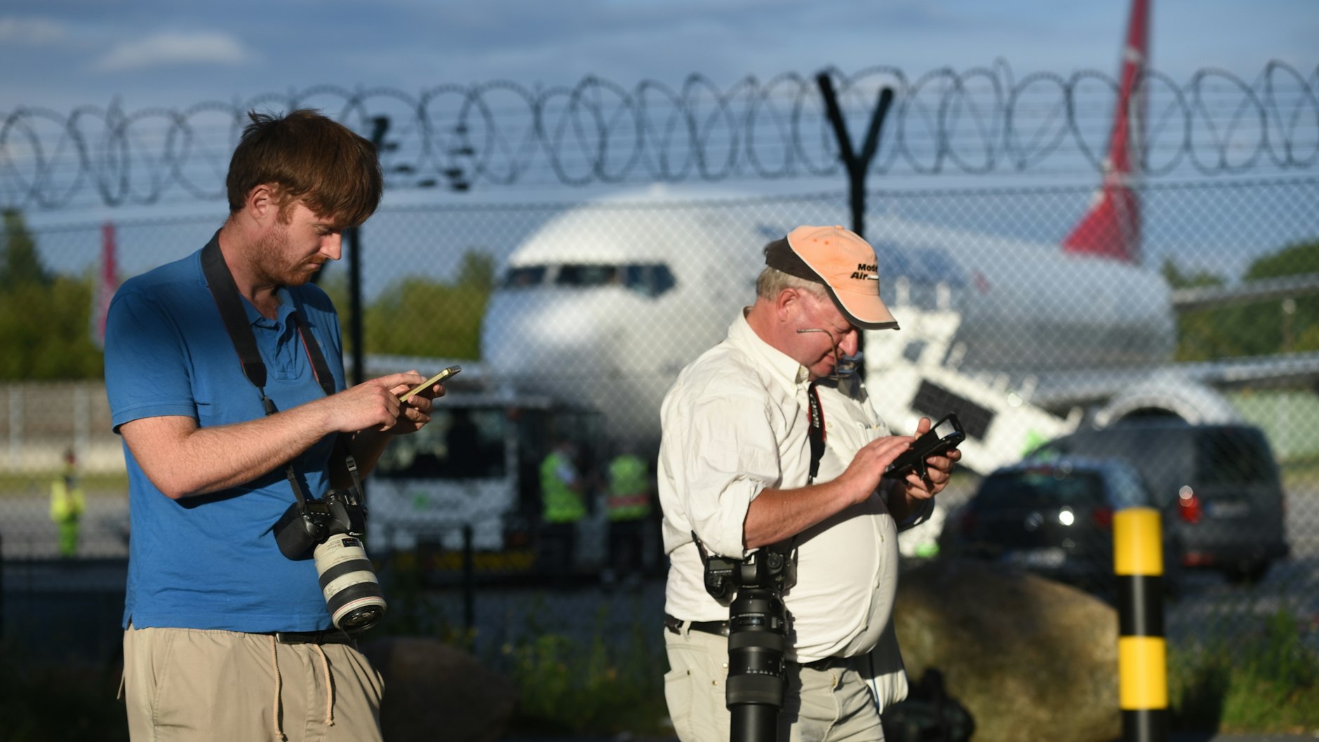 Am Zaun des Flughafens Tegel: Stephan Karl (l.) und Matthias Winkler.