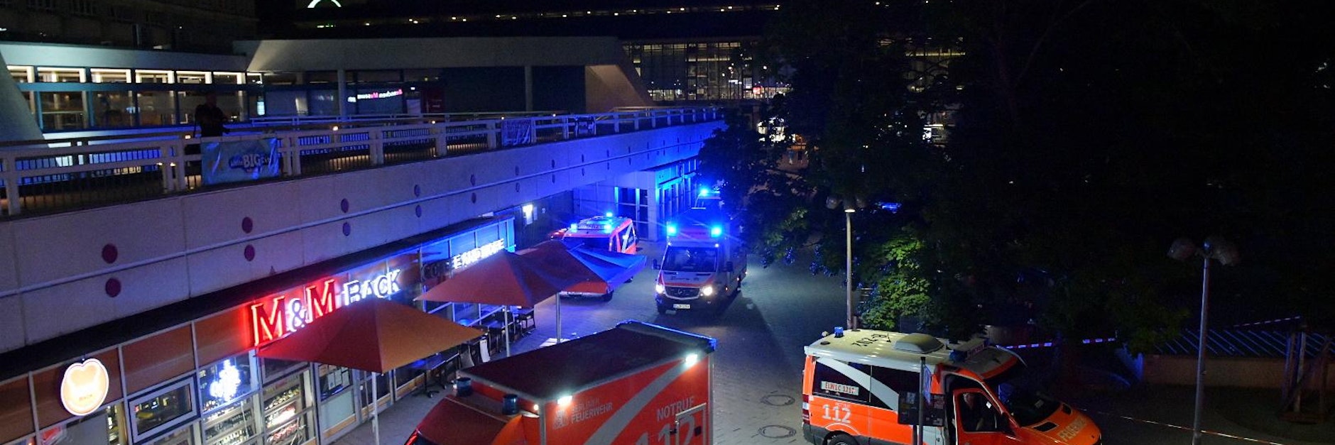 Mehrere Rettungswagen unter dem Fernsehturm