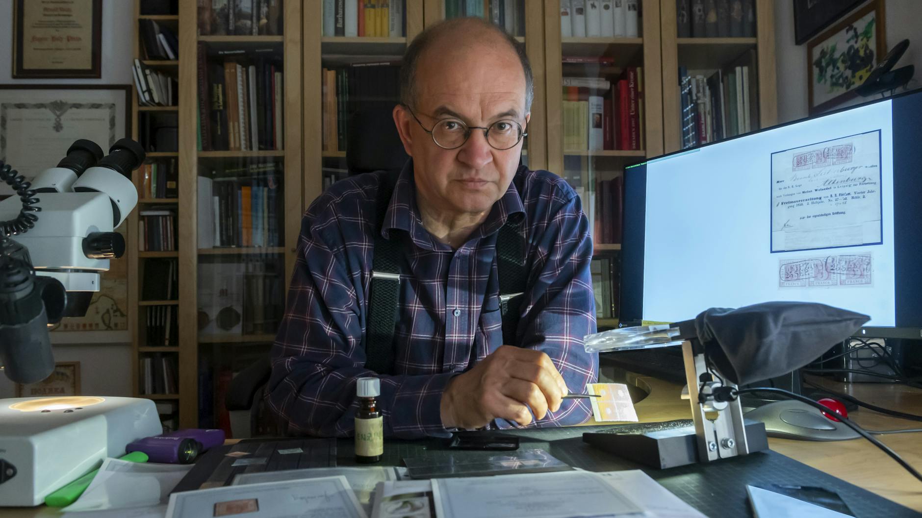 Der Stellvertretende Vorsitzende der CDU/CSU-Bundestagsfraktion Arnold Vaatz ist auch vereidigter Briefmarkenprüfer. Er checkt die Echtheit von Marken.