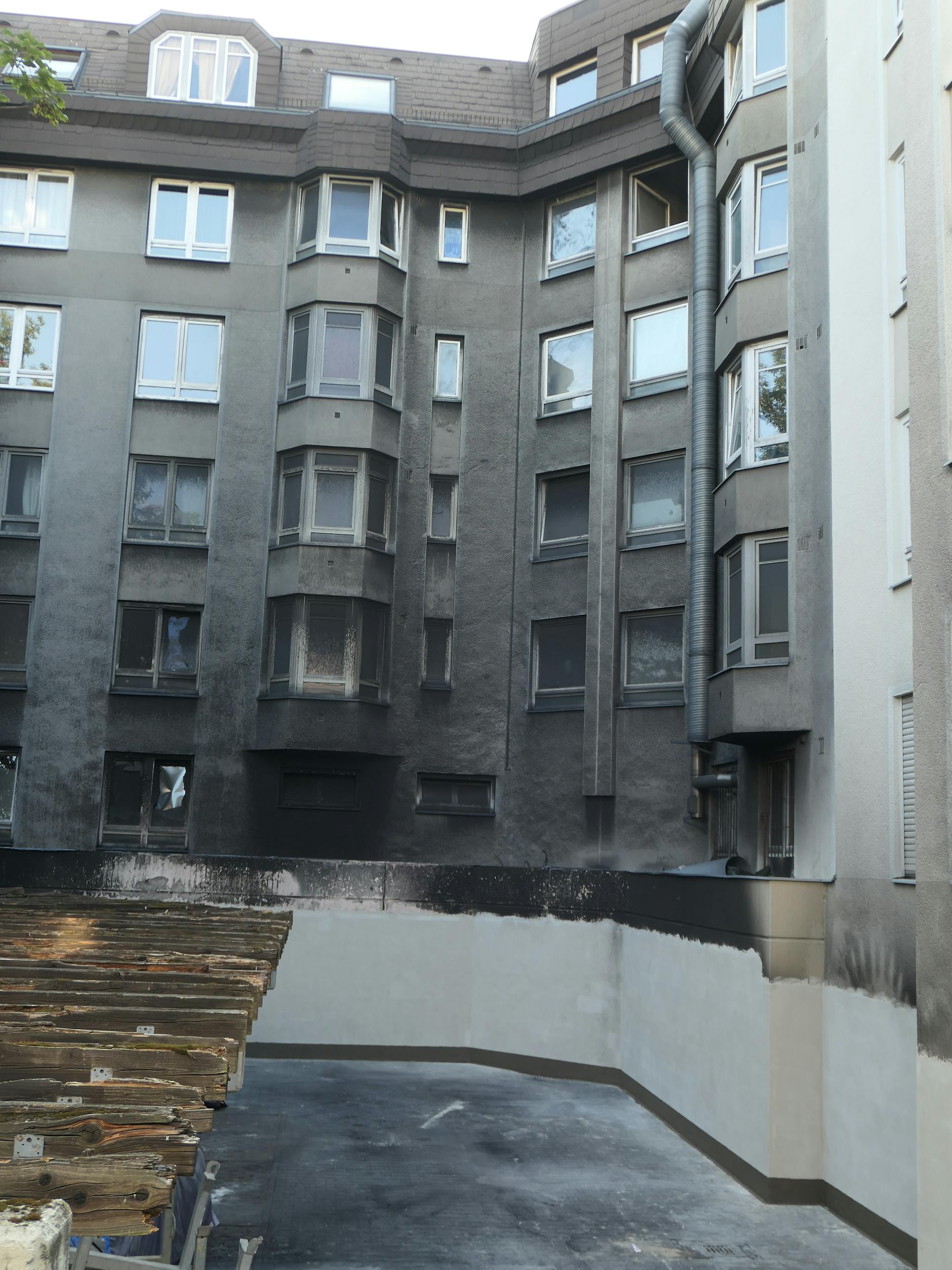 Die Fassade zum Hof ist verrußt, eine Wohnung muss saniert werden.