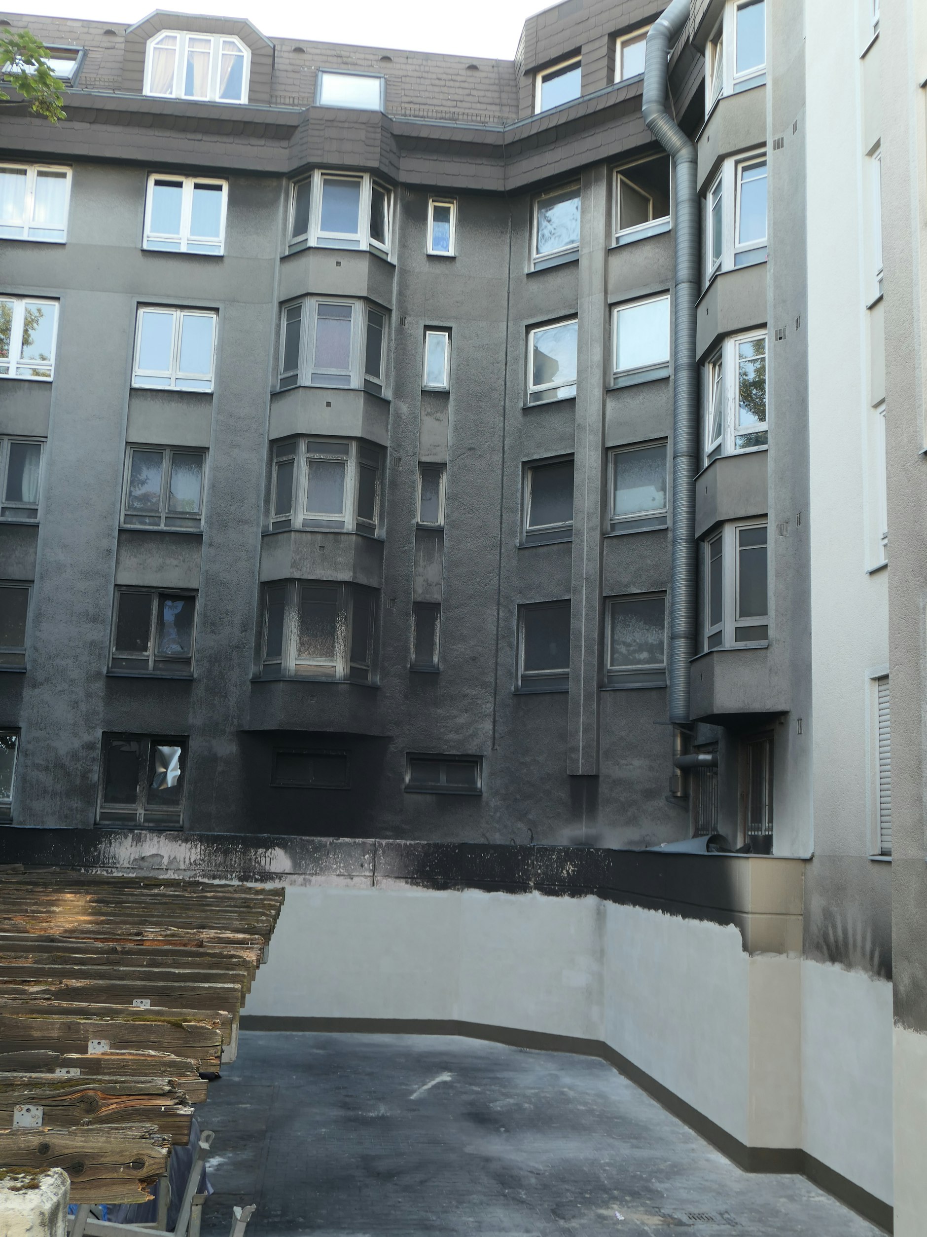 Die Fassade zum Hof ist verrußt, eine Wohnung muss saniert werden.