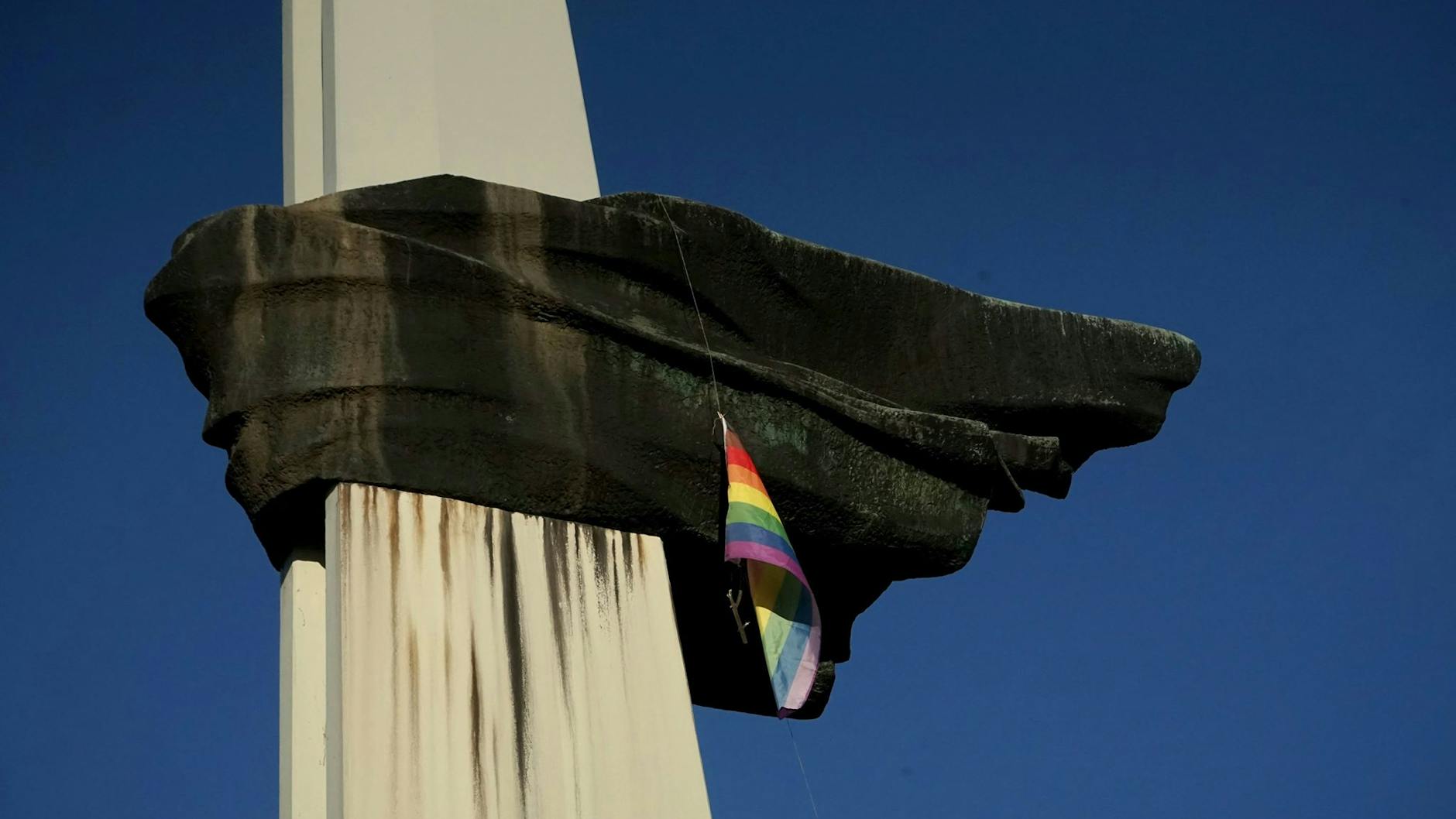 Die Berliner Aktionsgruppe Kolektyw Sytuacyjny hat in Berlin das Denkmal des polnischen Soldaten und deutschen Antifaschisten im Volkspark Friedrichshain aus Solidarität für die polnische LGBT-Bewegung mit einer Regenbogenflagge dekoriert.