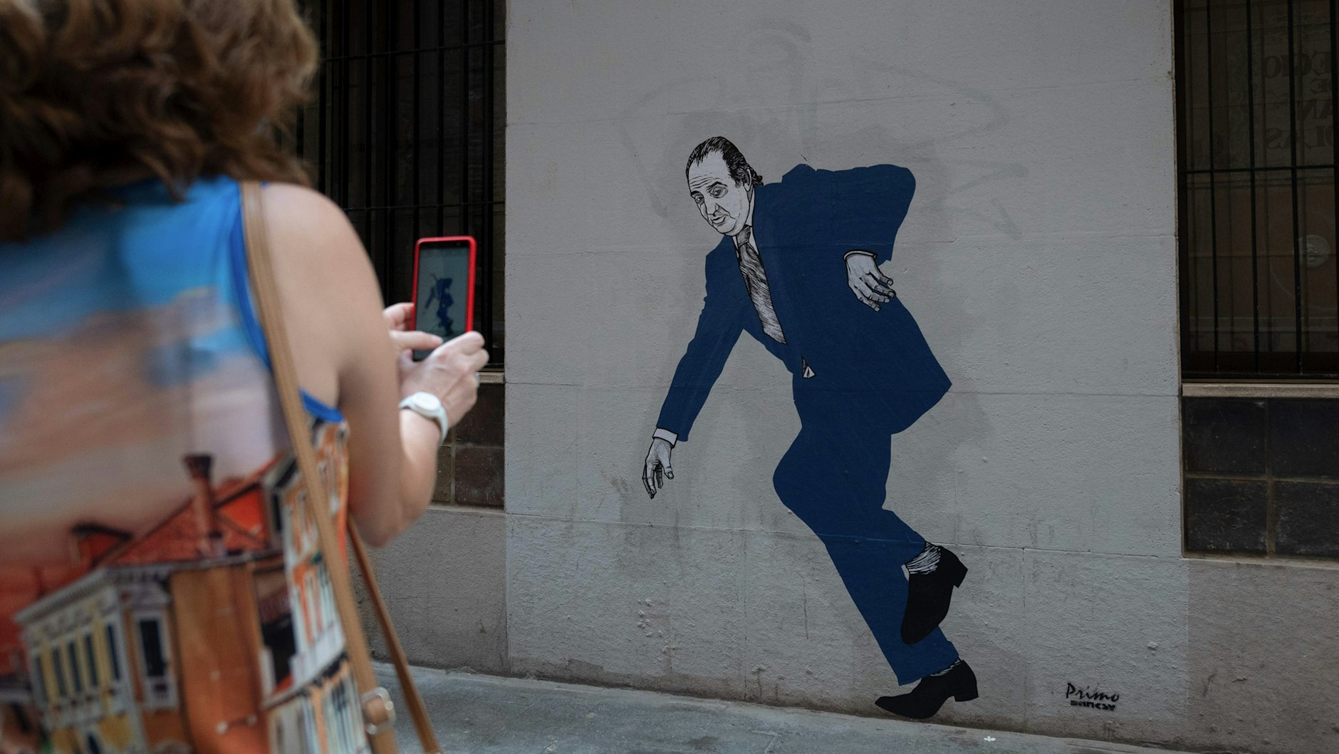 In Valencia hat der Street-Art-Künstler&nbsp;El Primo de Banksy (zu Deutsch: der Cousin von Banksy) einen flüchtenden Juan Carlos an die Wand gesprüht.