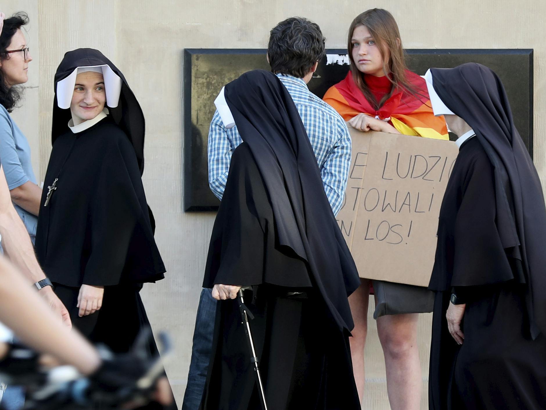 Eine Aktivistin protestiert für LGBT-Rechte in Warschau.