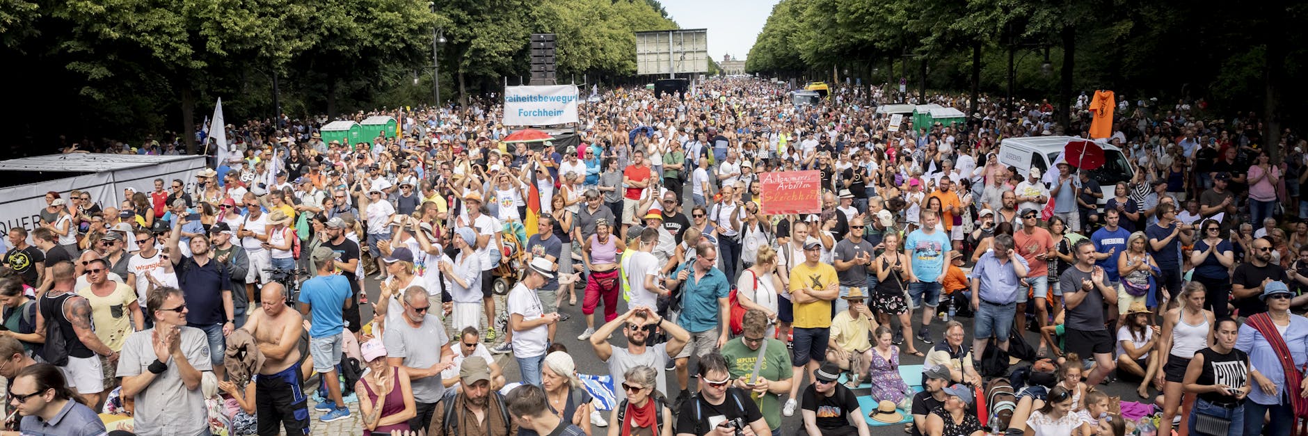 Dicht gedrängt und ohne die Abstandsregeln zu beachten protestierten Tausende am ersten August-Wochenende in Berlin gegen die Corona-Beschränkungen.