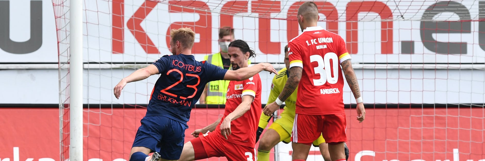 Aller Anfang ist schwer. Neven Subotic (M.) müht sich hier, um Energie-Angreifer Felix Brügmann am Abschluss zu hindern. 