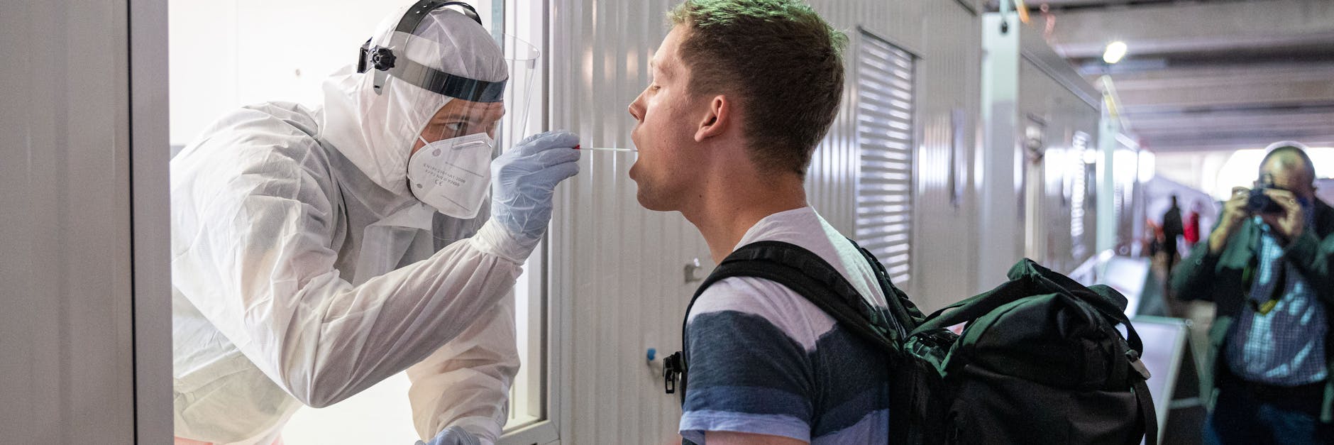 Ein Mitarbeiter der Johanniter-Unfall-Hilfe nimmt einen Abstrich im Corona-Testzentrum am Flughafen Hannover-Langenhagen.