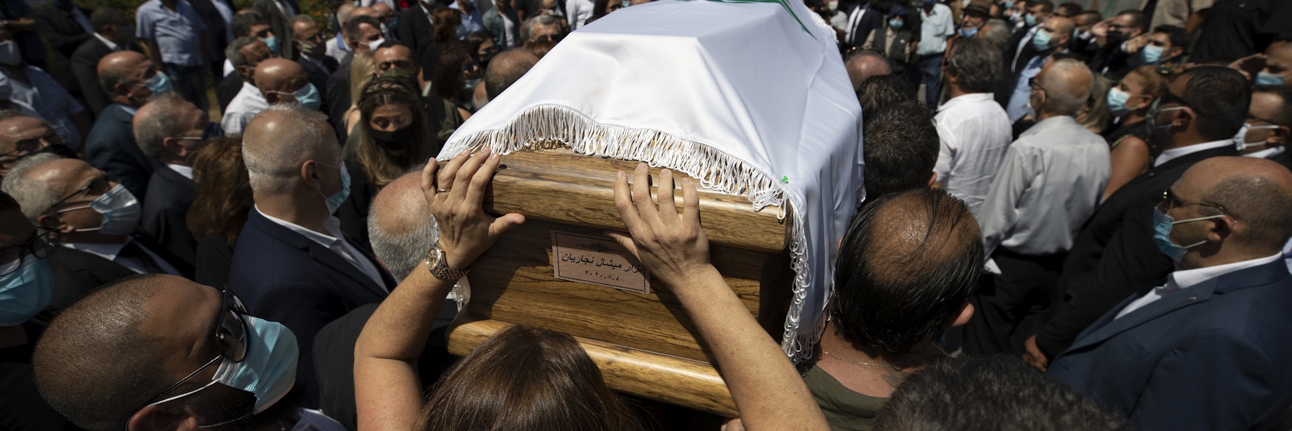Die Frau des Generalsekretärs der  Kataeb-Partei, Nazar Najarian, der bei der Explosion im Hafen ums Leben kam, küsst während des Trauerzuges seinen Sarg.