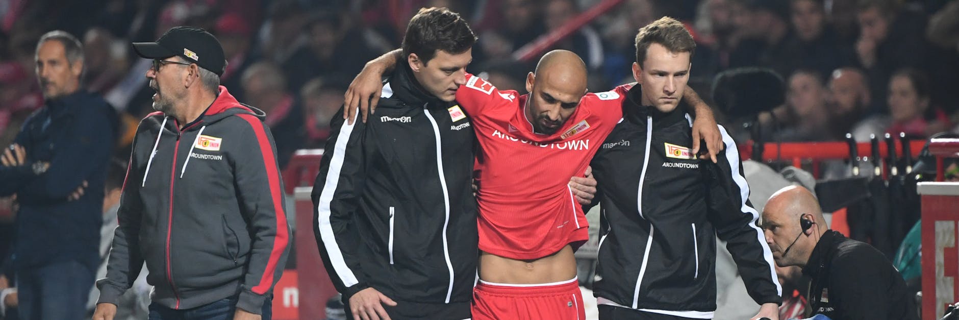 Der bittere Moment: Im Spiel gegen Eintracht Frankfurt riss sich Akaki Gogia das Kreuzband und musste von Unions medizinischem Personal gestützt und in die Kabine gebracht werden.