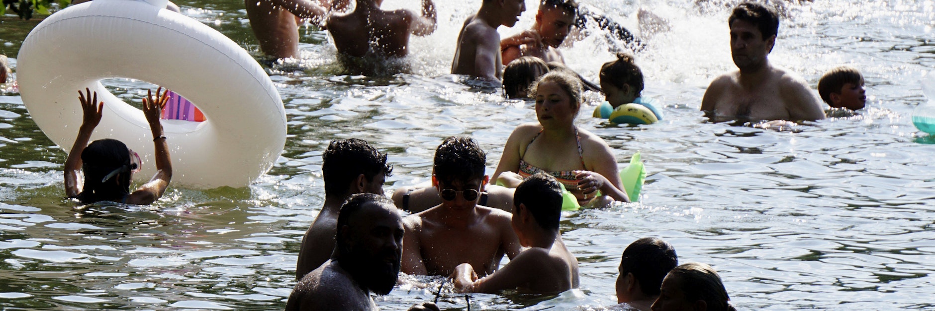 An vielen Berliner Badeseen, wie hier am Schlachtensee, ist viel los.