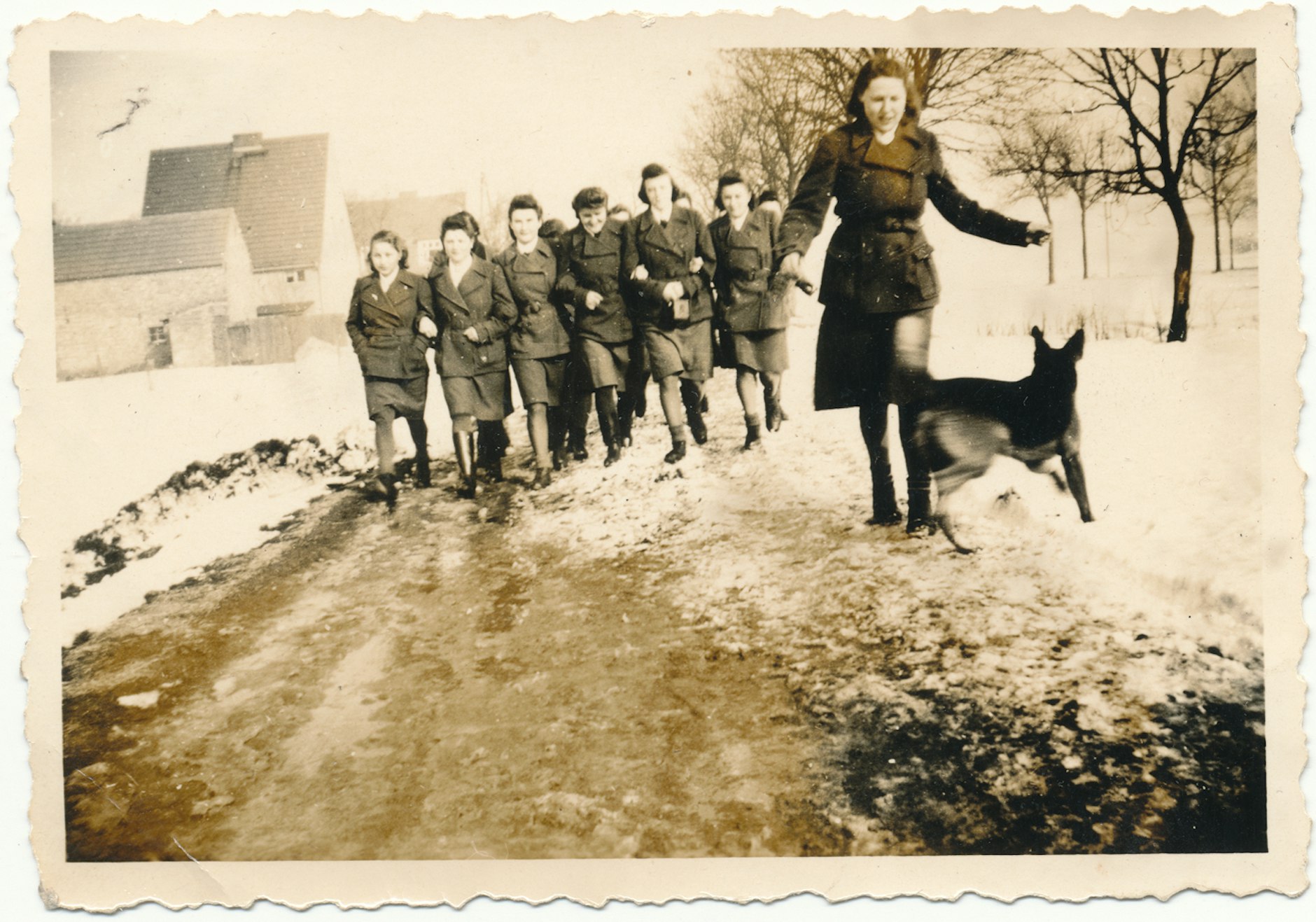 Das nach 1940 entstandene Privatfoto zeigt eine Gruppe von Aufseherinnen aus dem Frauen-Konzentrationslager Ravensbrück mit Schäferhund in Dienstuniform.