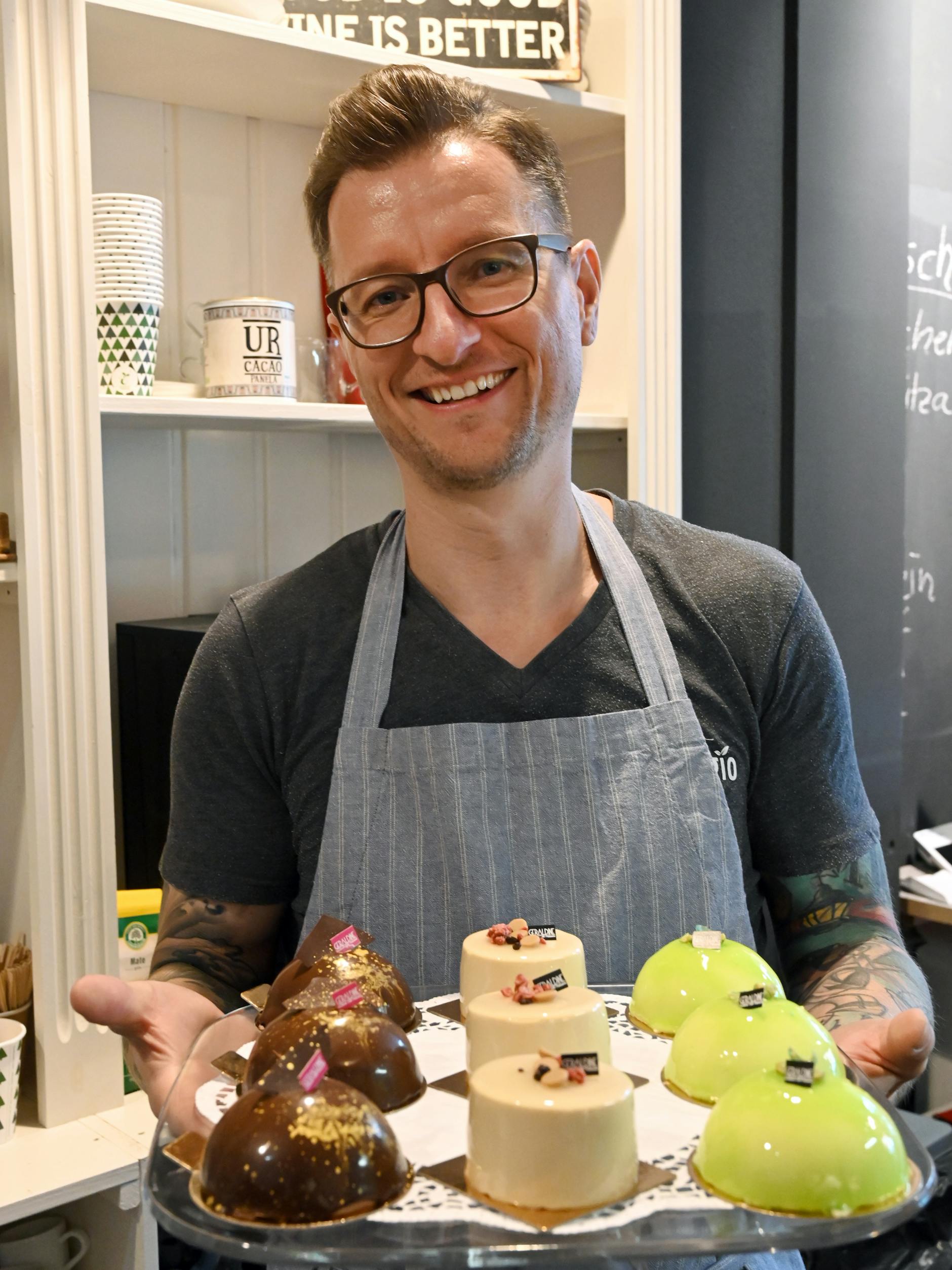 Andreas Richter serviert in seinem neuem Laden am Markt Törtchen. Liefern kann er einstweilen nur im Umkreis von 50 Kilometern um Finsterwalde, will das aber mittelfristig ändern.