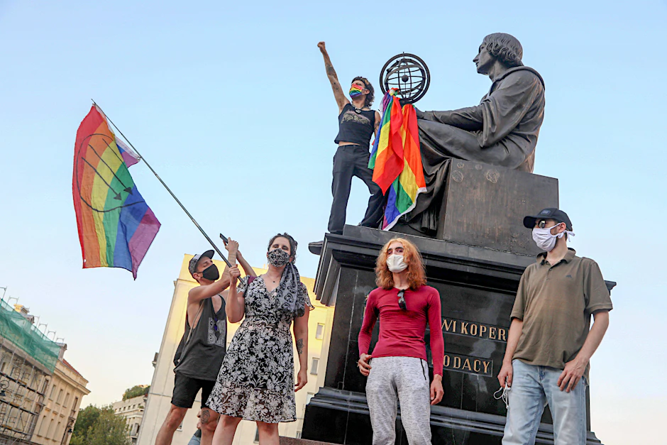 LGBT-Aktivisten während einer Demonstration in Warschau.