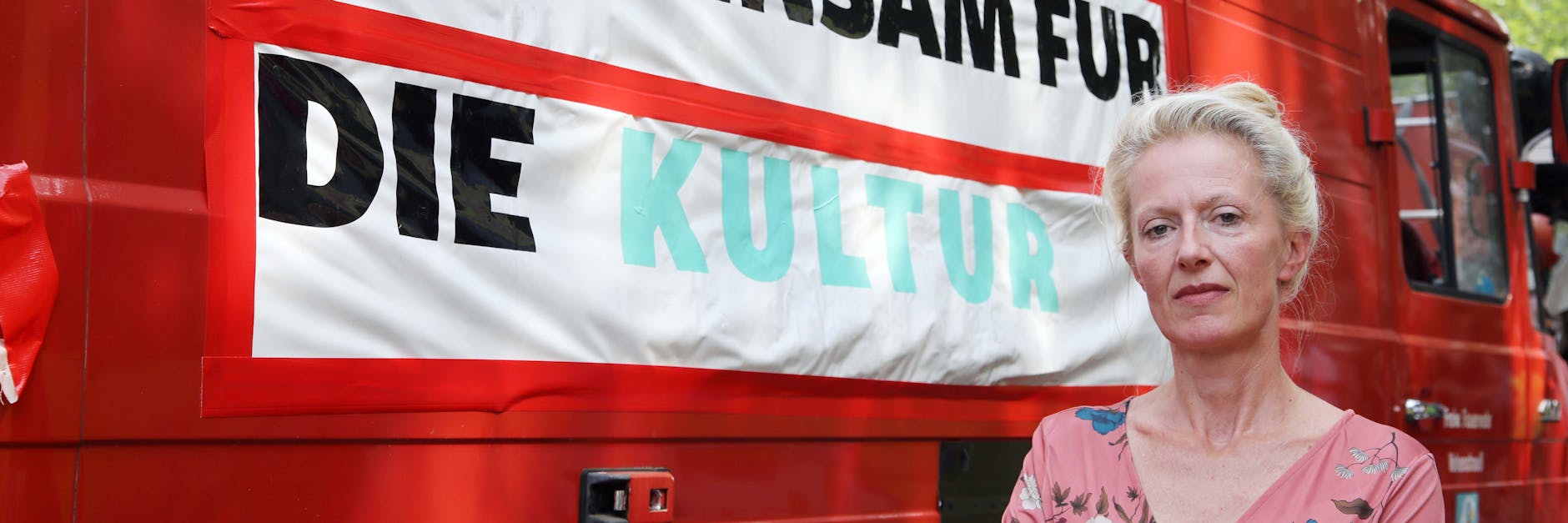 Katharina Hoffmann als prominentes Gesicht bei der Demo der Kulturschaffenden am Breitscheidplatz: Die Solo-Schauspielerin wurde durch ihre öffentlichen Videos bekannt, in denen sie gegen das bürokratische Hartz IV-Antragsverfahren wetterte.