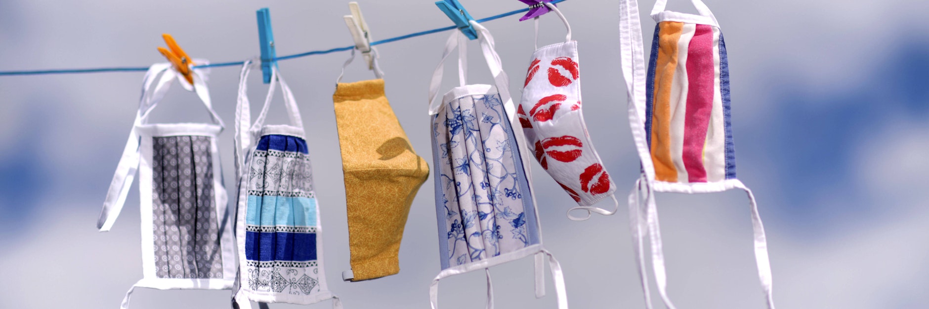 Mund-Nasen-Schutze sollten bei mindestens 60 Grad gewaschen werden. Auswechseln ist vor allem dann ein Muss, wenn sie durchs Tragen durchfeuchtet sind.