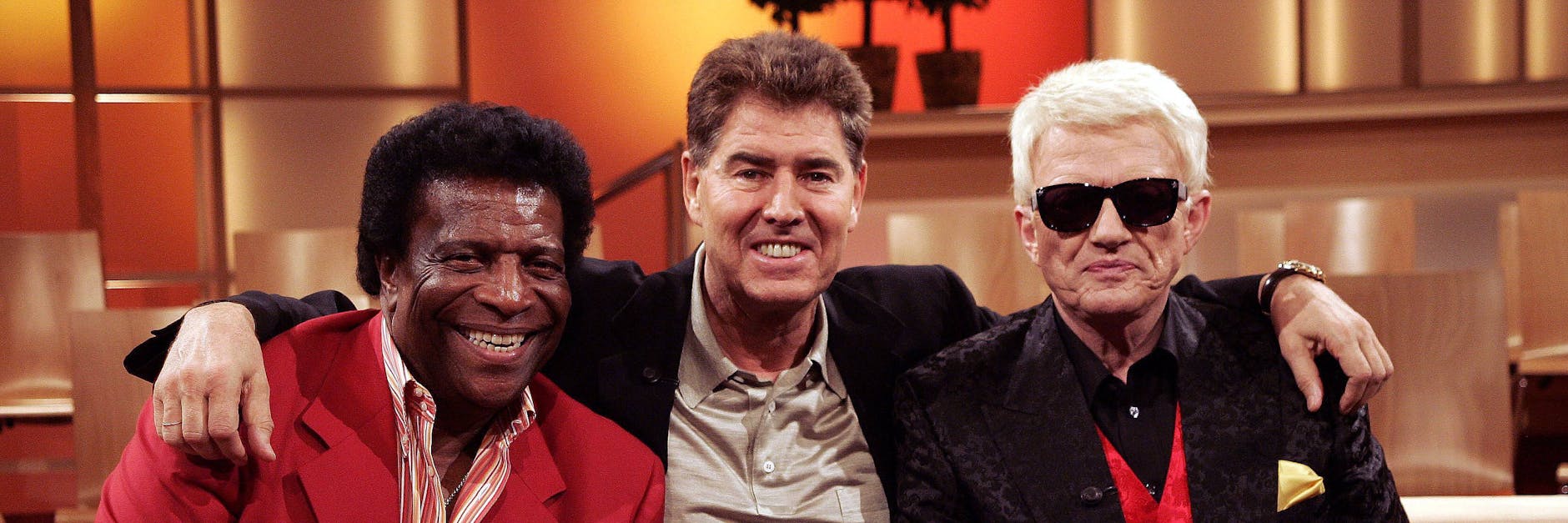Sänger Roberto Blanco, Musikproduzent Jack White und Sänger Heino bei der NDR Fernsehsendung „Aktuelle Schaubude“
