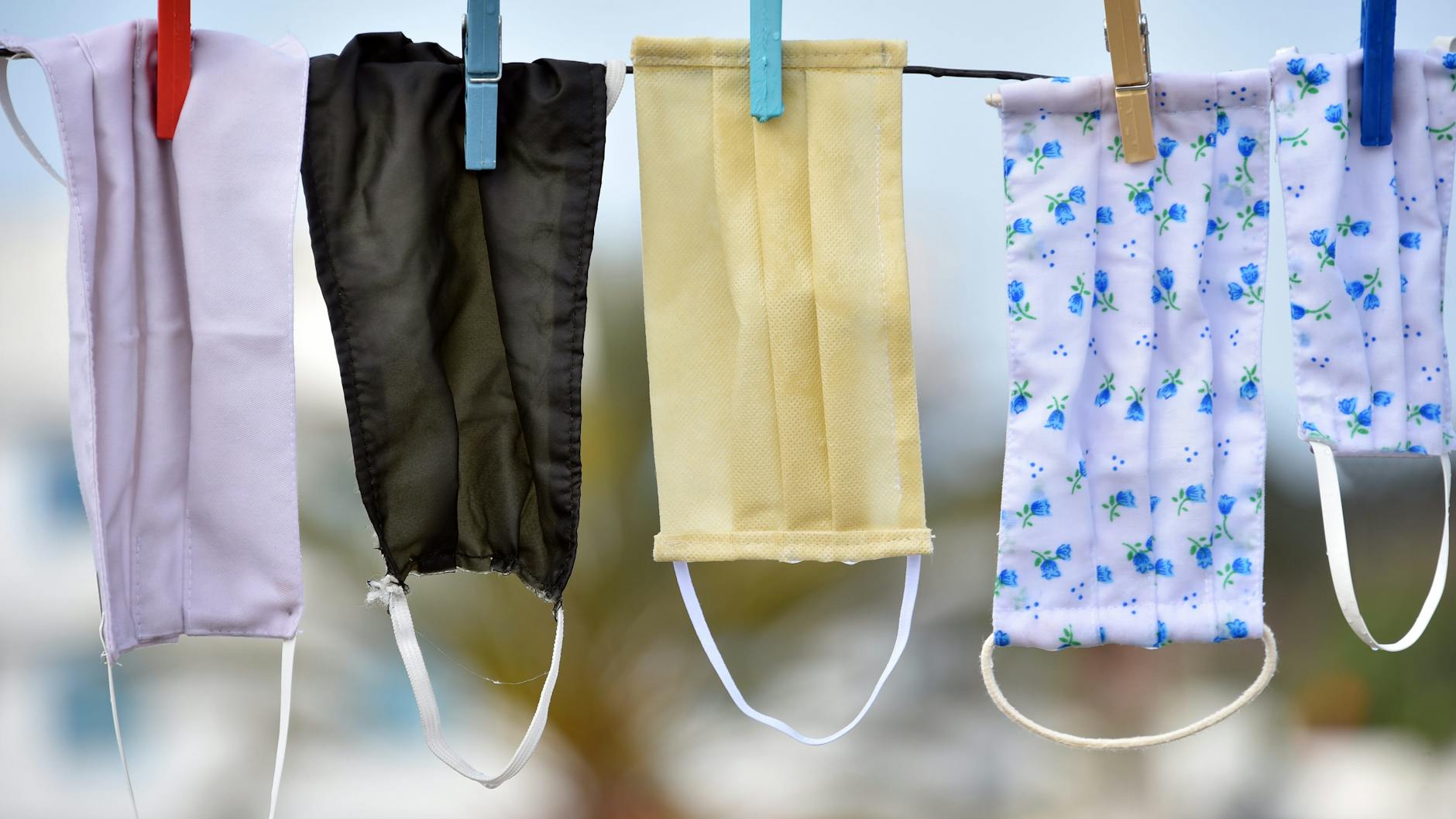 Mund-Nasen-Schutze sollten bei mindestens 60 Grad gewaschen werden. Auswechseln ist vor allem dann ein Muss, wenn sie durchs Tragen durchfeuchtet sind.