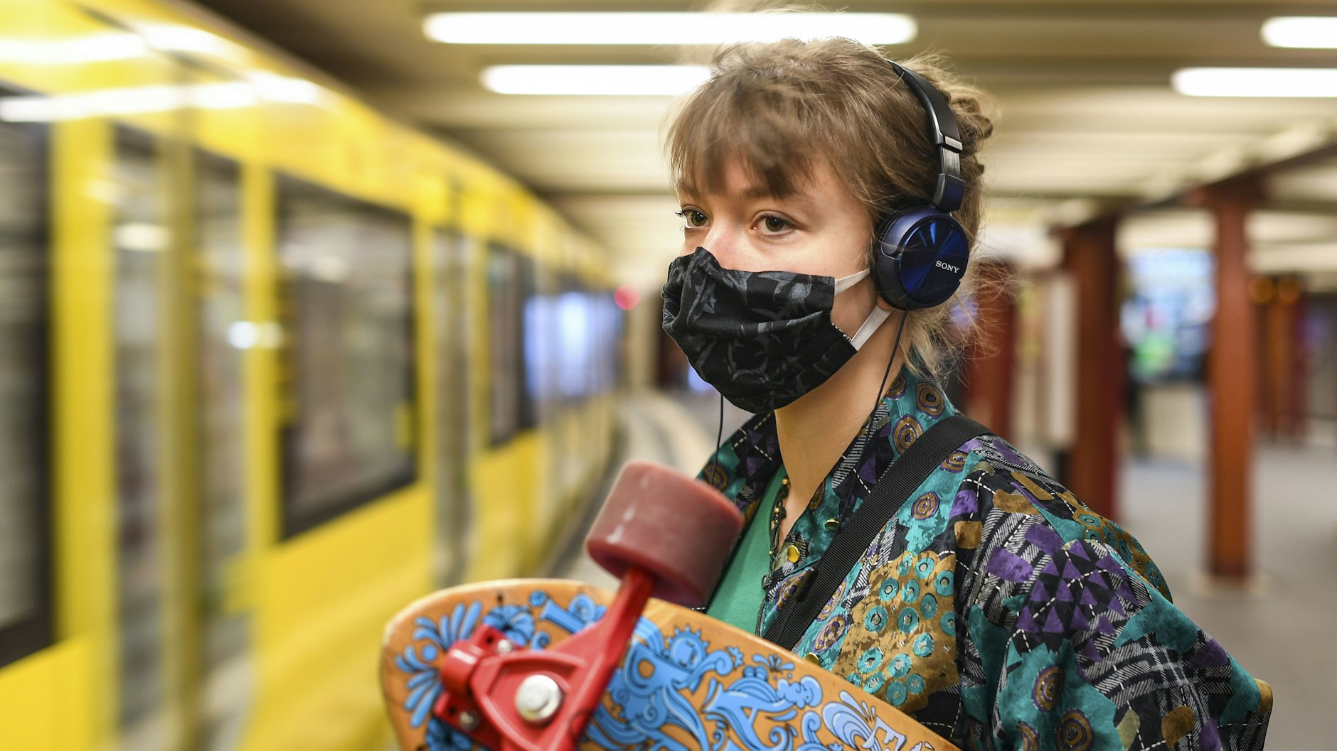 Die BVG in Corona-Zeiten: Ein U-Bahn-Fahrgast hat Mund und Nase bedeckt.