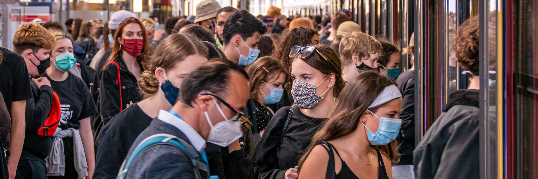 Nicht nur während des Berufsverkehrs ist eine Maske sinnvoll, um sich und andere zu schützen.