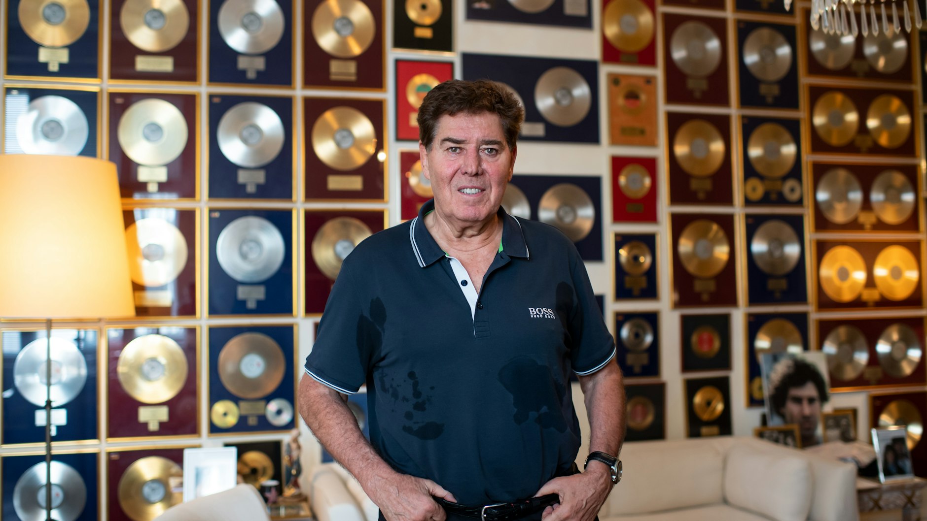 Jack White, Musikproduzent, in seiner Wohnung in Charlottenburg, die Wände sind mit Goldenen Schallplatten tapziert.&nbsp;