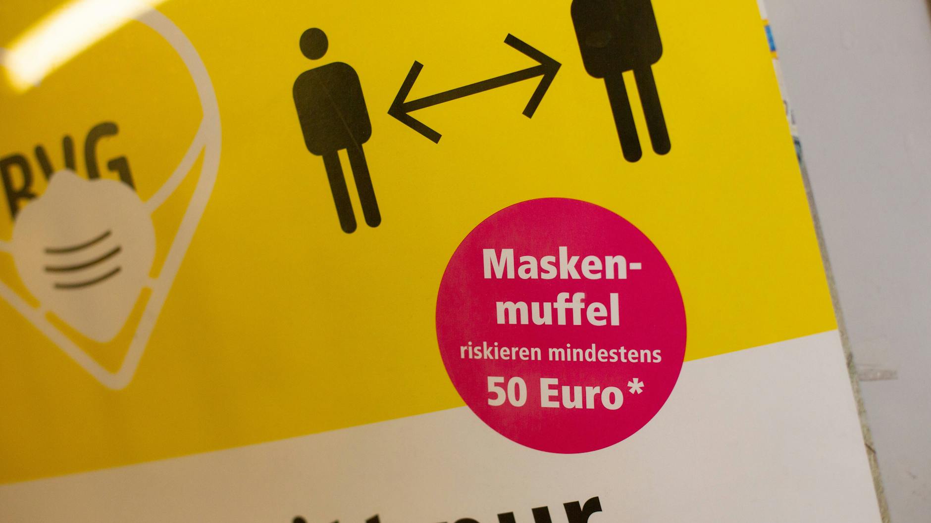 Wer in Bus oder Bahn keine Maske trägt, dem droht eine sofortige Strafe von 50 Euro. Die BVG setzt dies mit eigenen Kontrolleuren durch.