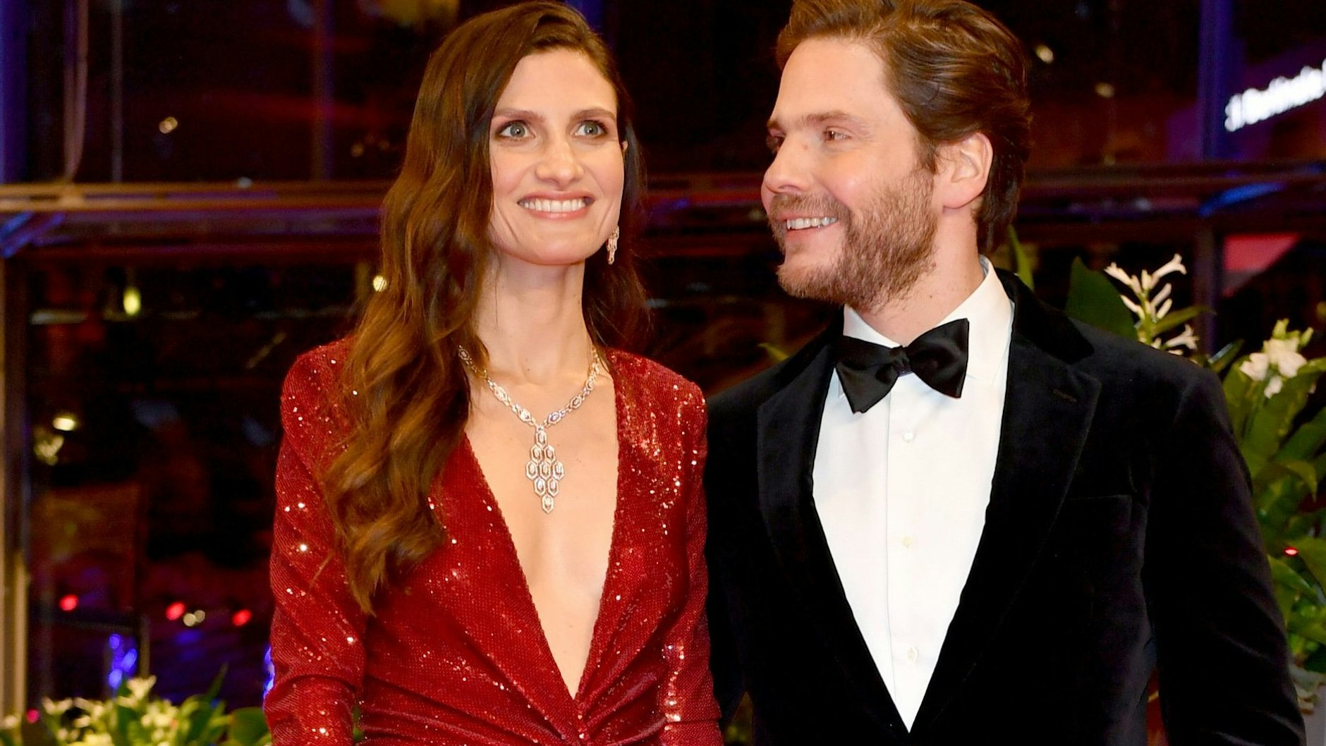 Dr. Felicitas Rombold (l) und Schauspieler Daniel Brühl sing glücklich über ihren Nachwuchs.