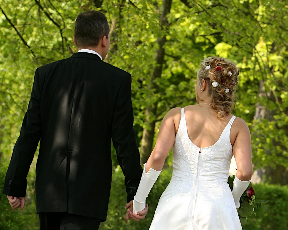Bei Hochzeiten und anderen Feiern sind in Brandenburg künftig nur noch insgesamt 75 Teilnehmer erlaubt – die Begrenzung gilt aber nicht für Feiern in Gaststätten.