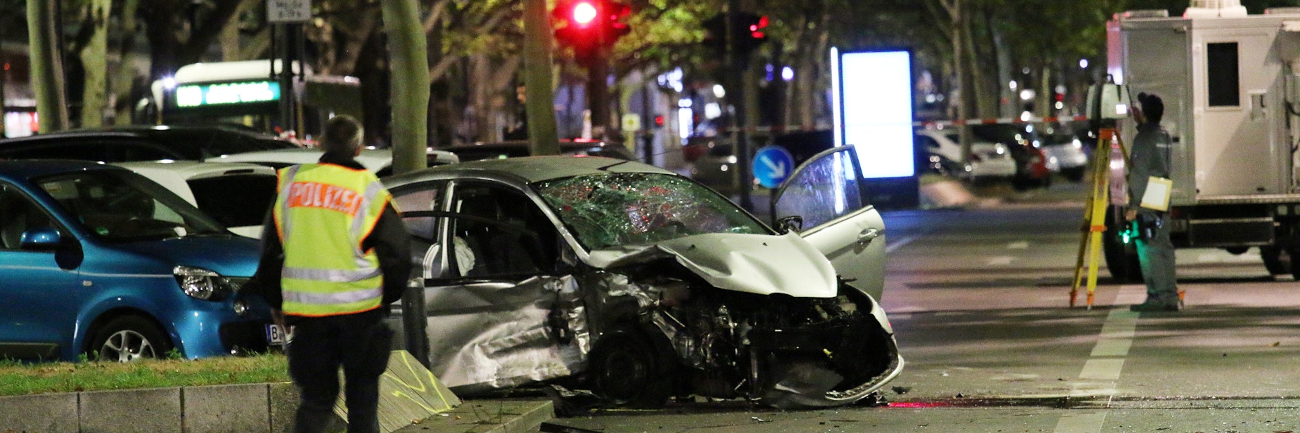 Aus diesem Wrack haben Retter eine Mutter (45) und ihre Tochter (17) geborgen. Die 45-Jährigen musste reanimiert werden.