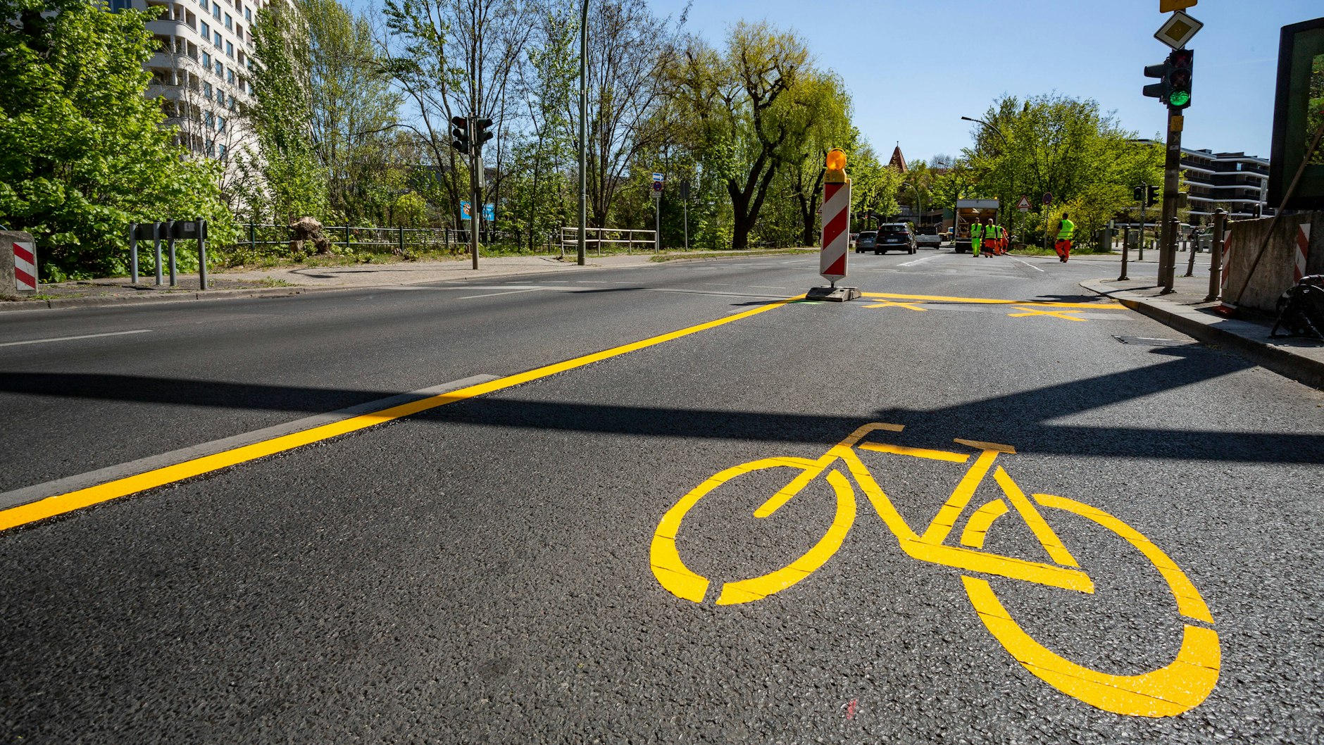 An den Pop-up-Radwegen, wie hier in Schöneberg, scheiden sich die Geister.