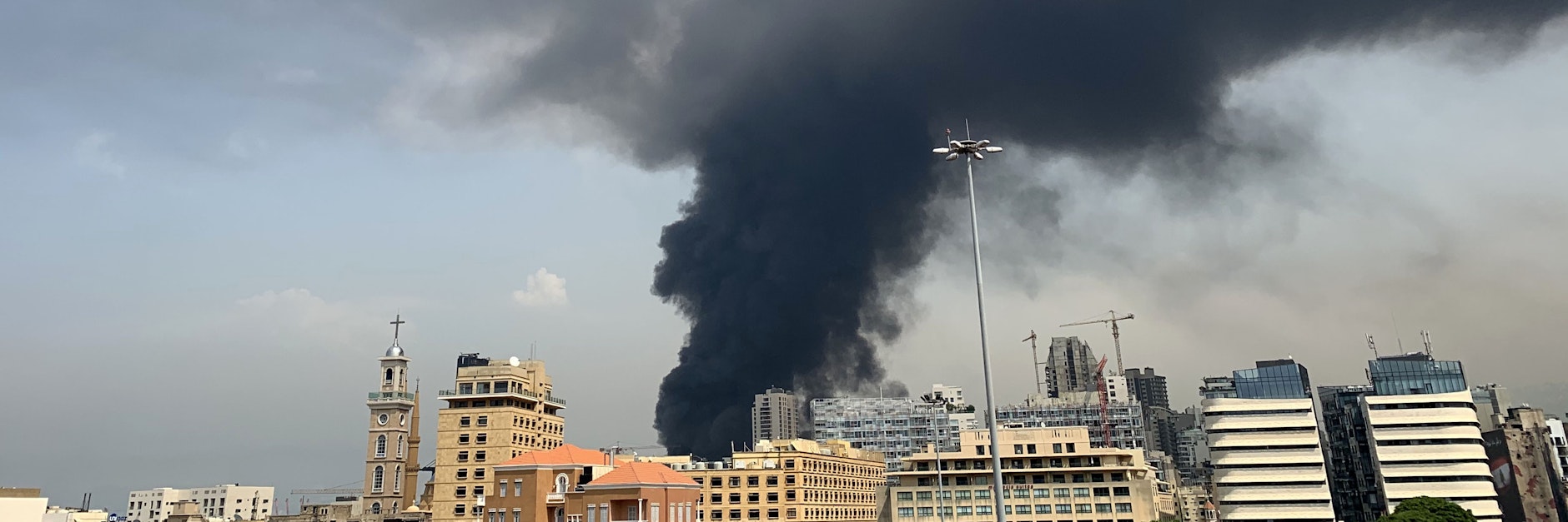 Rauchsäule über Beirut, Feuer auf den Hafengelände. Nur gut einen Monat nach der Explosionskatastrophe, bei der 190 Menschen starben