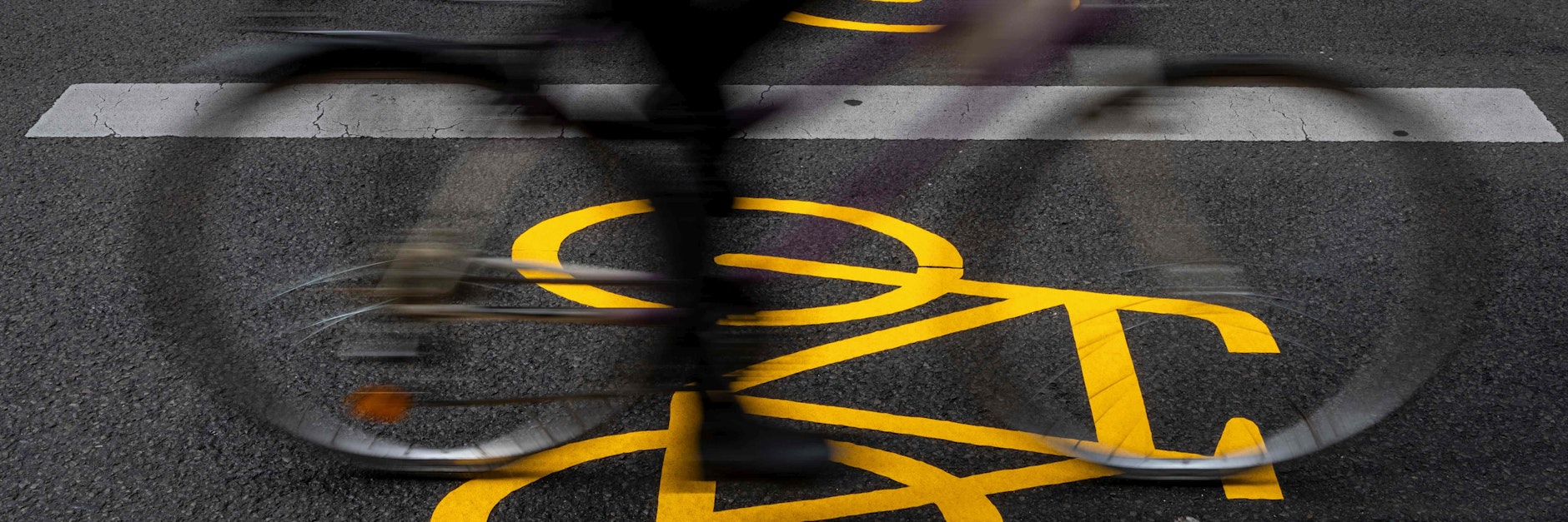 Ein Radfahrer auf der Berliner Friedrichstraße (Symbolfoto).