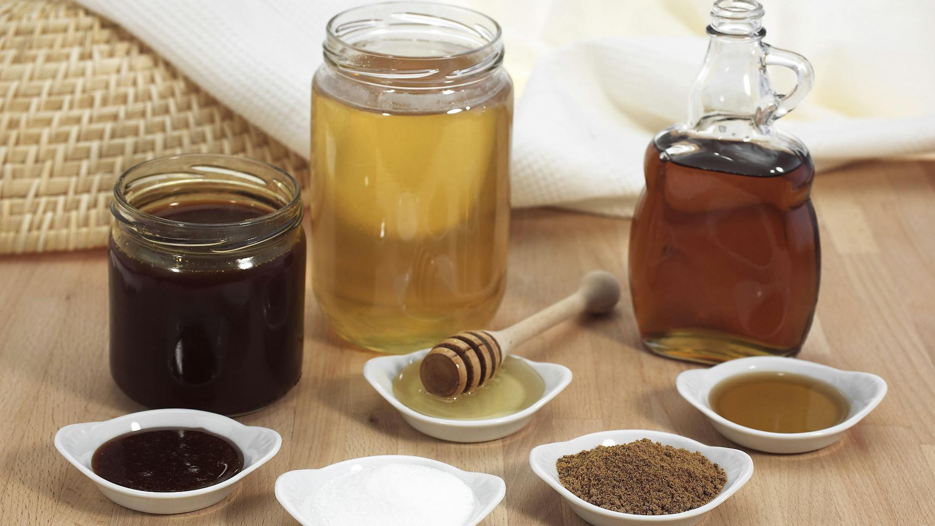 Es muss nicht immer Zucker sein: Auch Honig oder Ahornsirup eignen sich zum Süßen. <br>