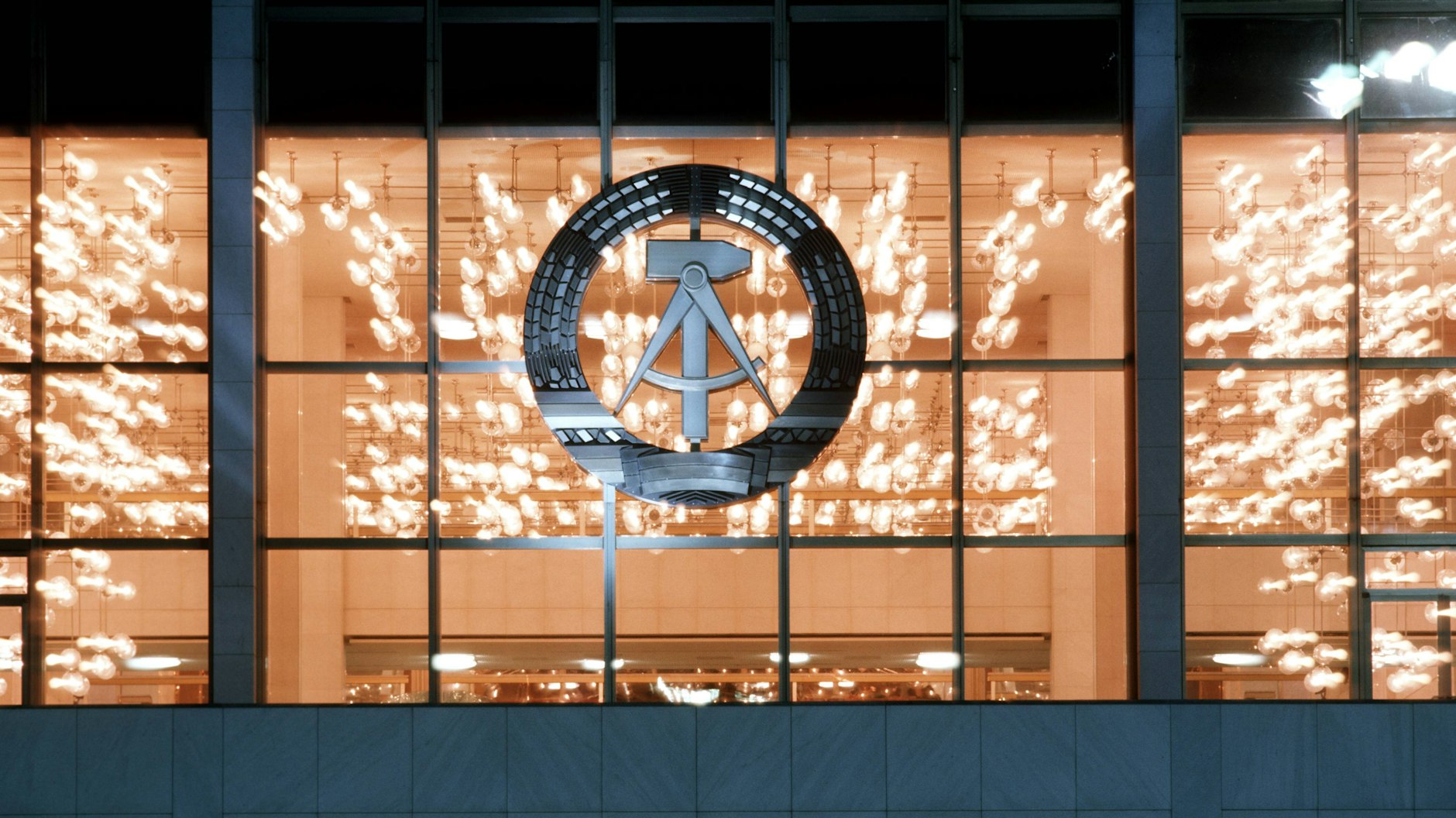 Der Palast der Republik: 1976 wurde er eröffnet, im September 1990 wegen Asbestfunde geschlossen.