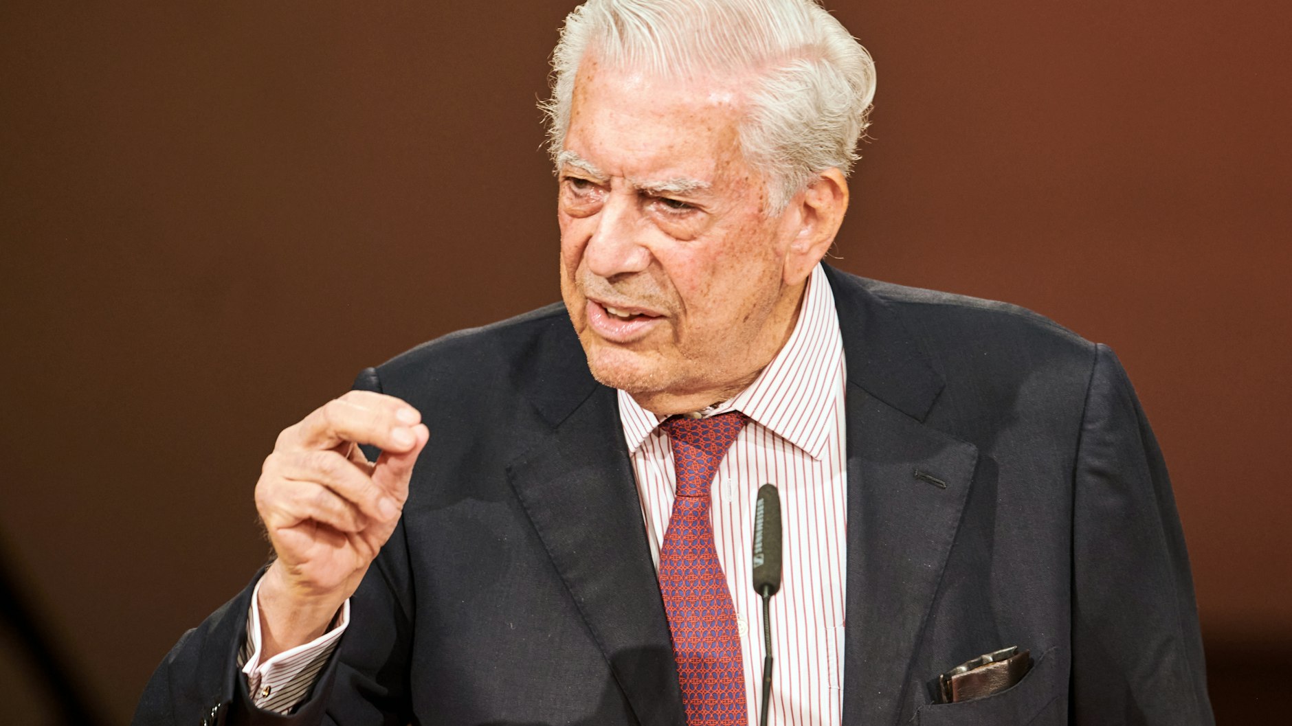 Der peruanische Schriftsteller Mario Vargas Llosa spricht während Eröffnung des Internationalen Literaturfestivals 2020 im Kammermusiksaal der Philharmonie.&nbsp;