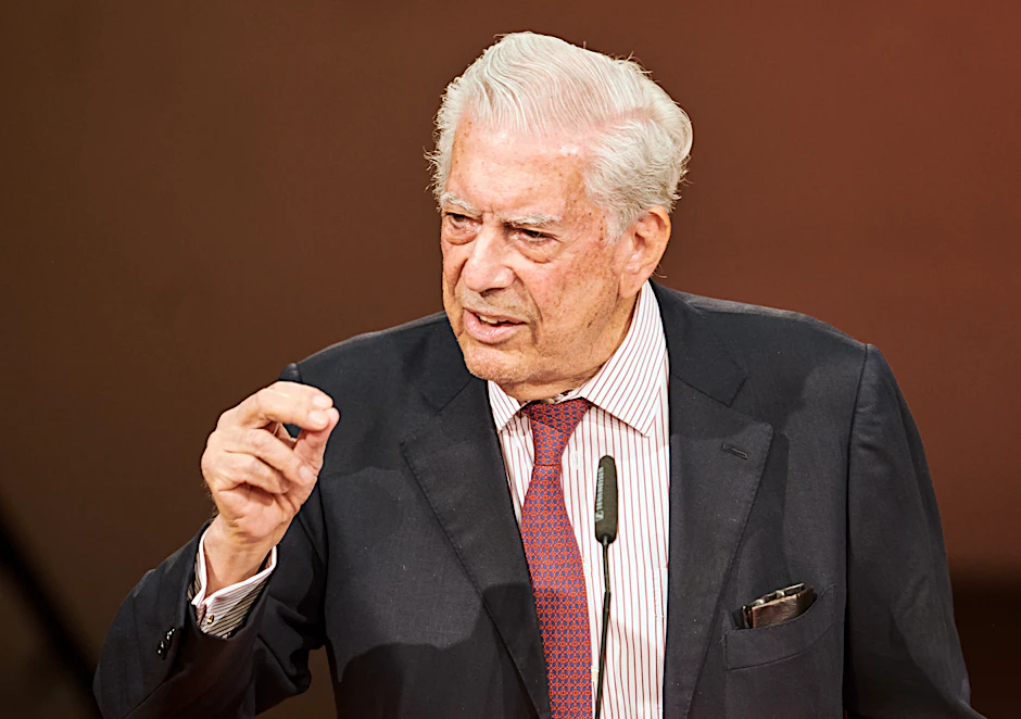 Der peruanische Schriftsteller Mario Vargas Llosa spricht während Eröffnung des Internationalen Literaturfestivals 2020 im Kammermusiksaal der Philharmonie.&nbsp;