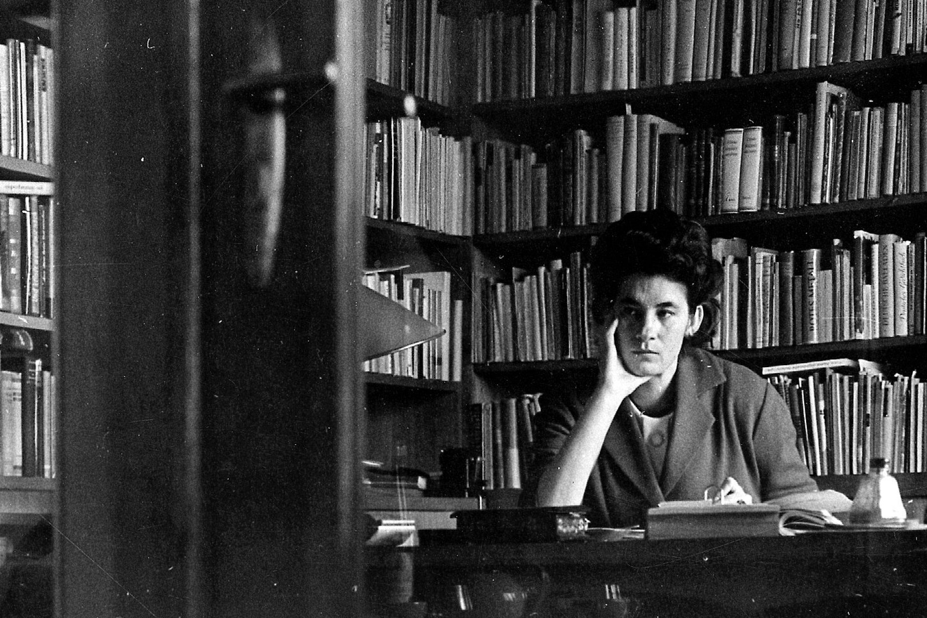 Die junge Christa Wolf in ihrem Arbeitszimmer.