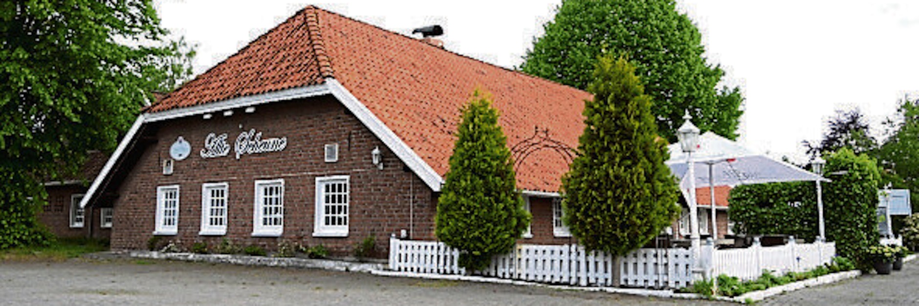 Im Restaurant Alte Scheune im Landkreis Leer sind mehrere Menschen positiv auf das Coronavirus getestet worden, zwei Menschen starben.