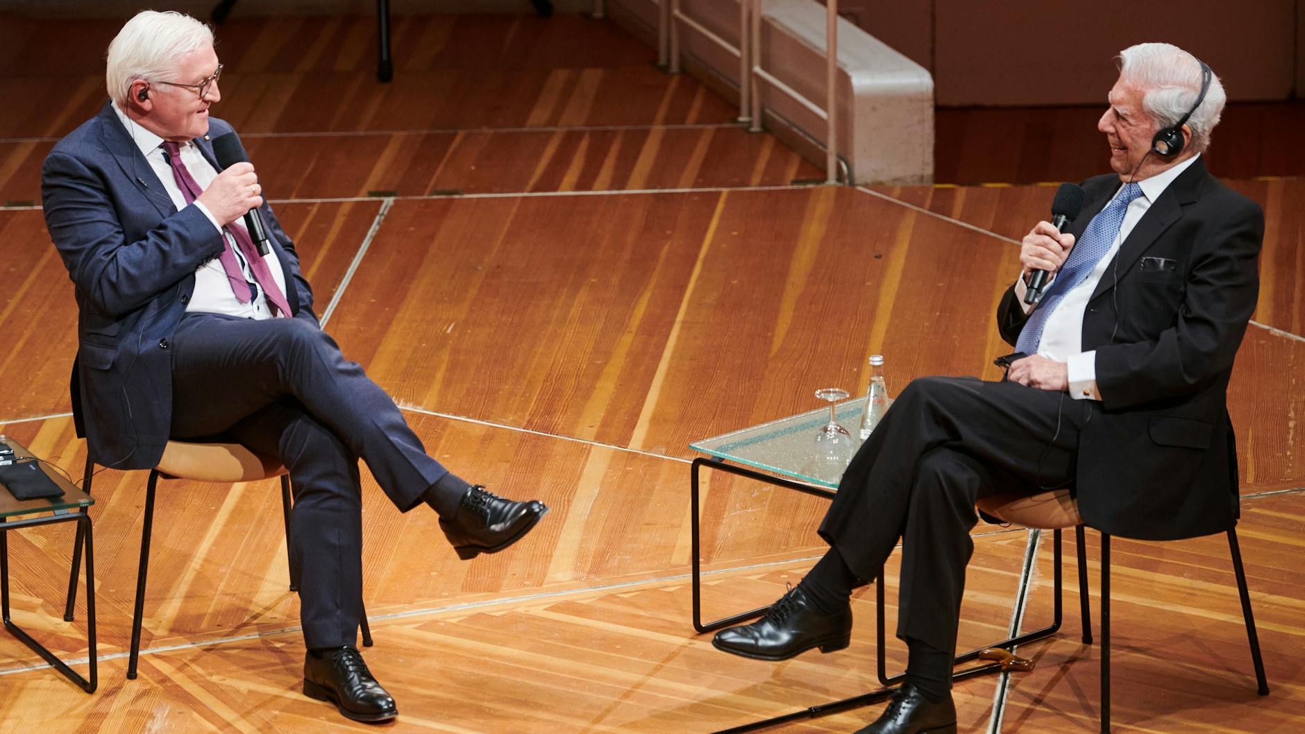 Bundespräsident Frank-Walter Steinmeier (l) im Gespräch mit dem Literaturnobelpreisträger Mario Vargas Llosa.